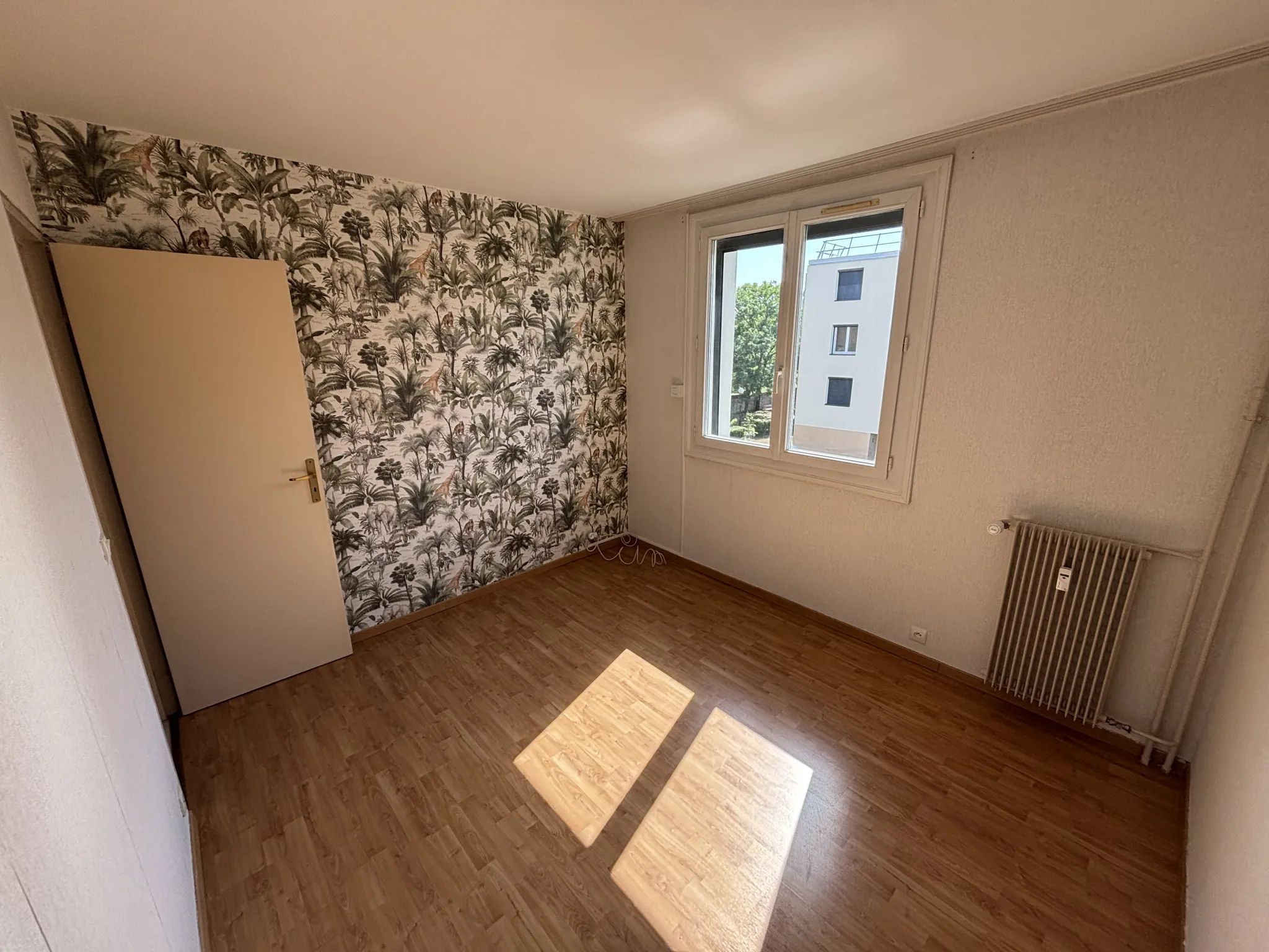 Appartement T2 à vendre à Sainte-Geneviève-des-Bois avec cave et parking 