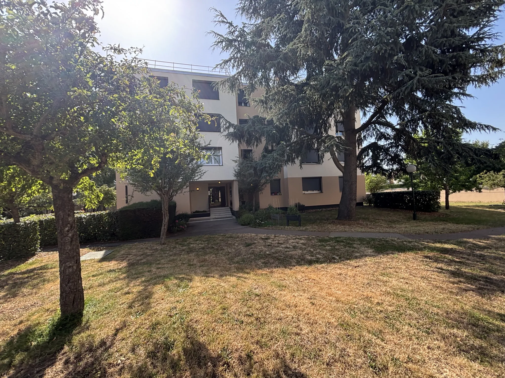 Appartement T2 à vendre à Sainte-Geneviève-des-Bois avec cave et parking