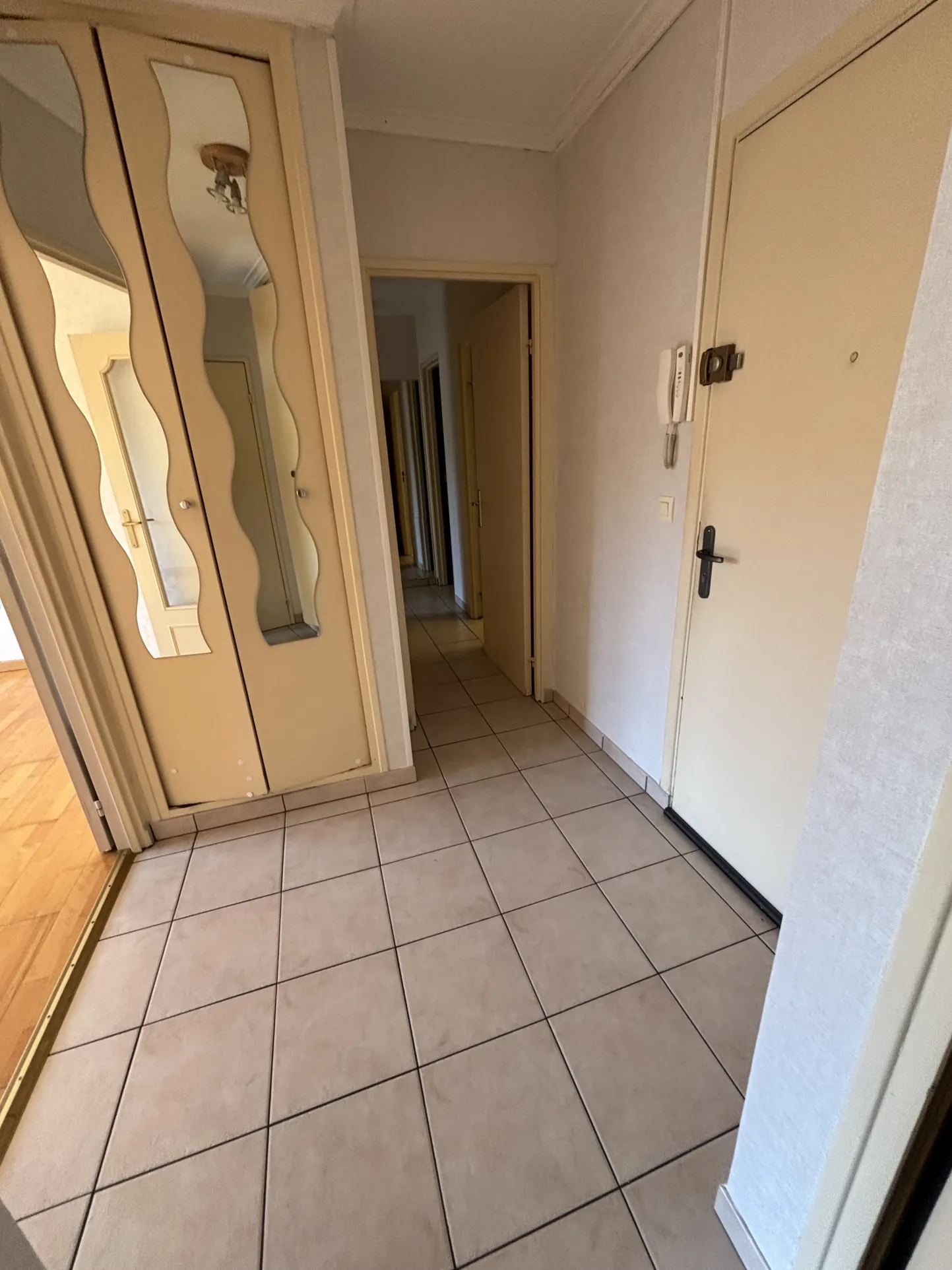 Appartement T2 à vendre à Sainte-Geneviève-des-Bois avec cave et parking 