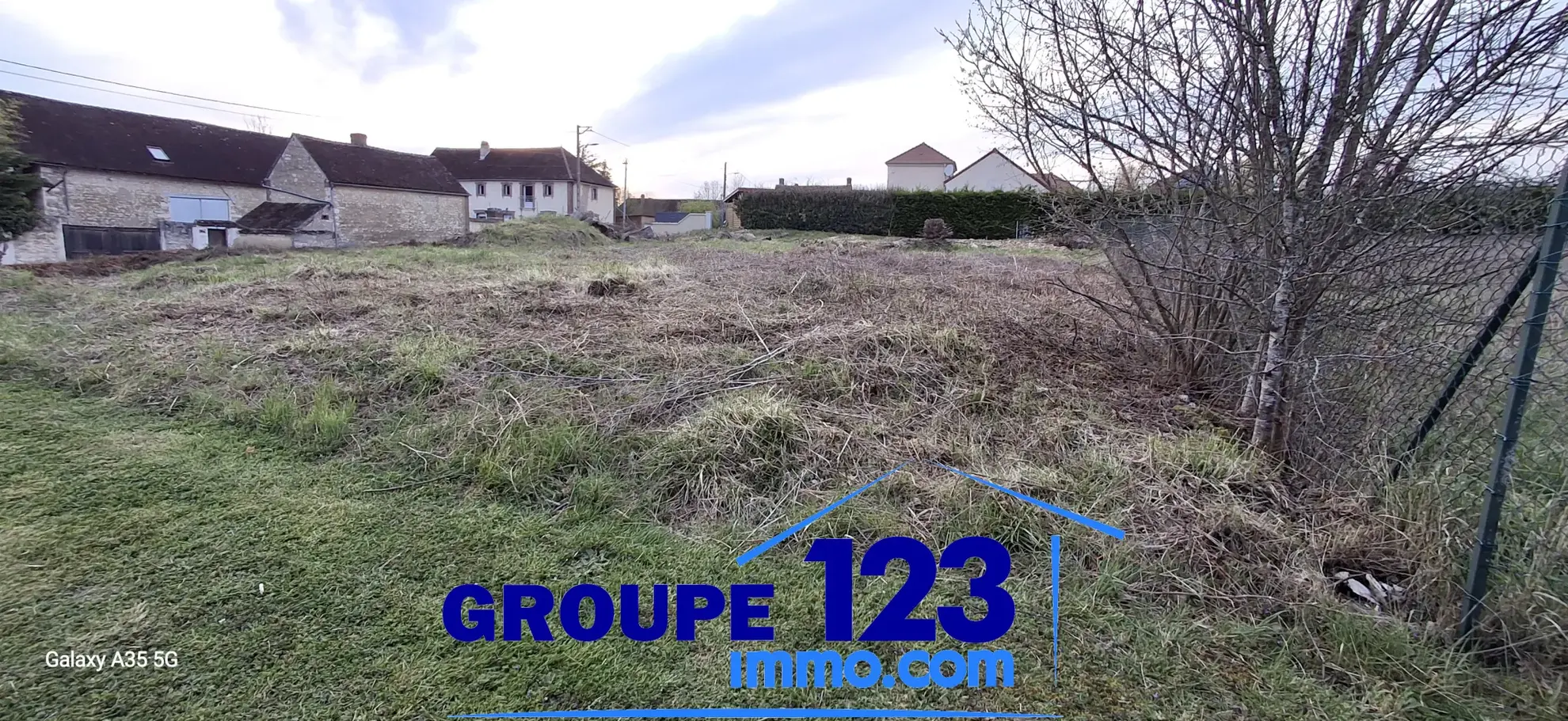Terrain constructible de 1189 m² à Laduz – Emplacement idéal au cœur du village