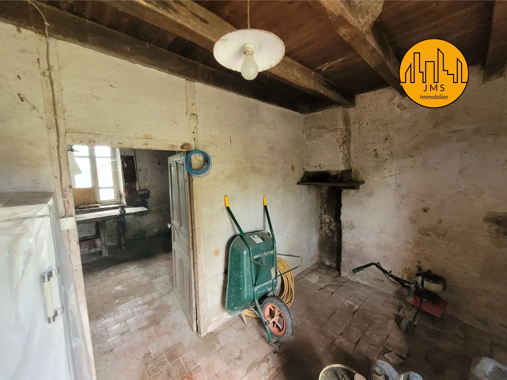 Ensemble immobilier à Saint Sornin avec maison, grange et dépendances 