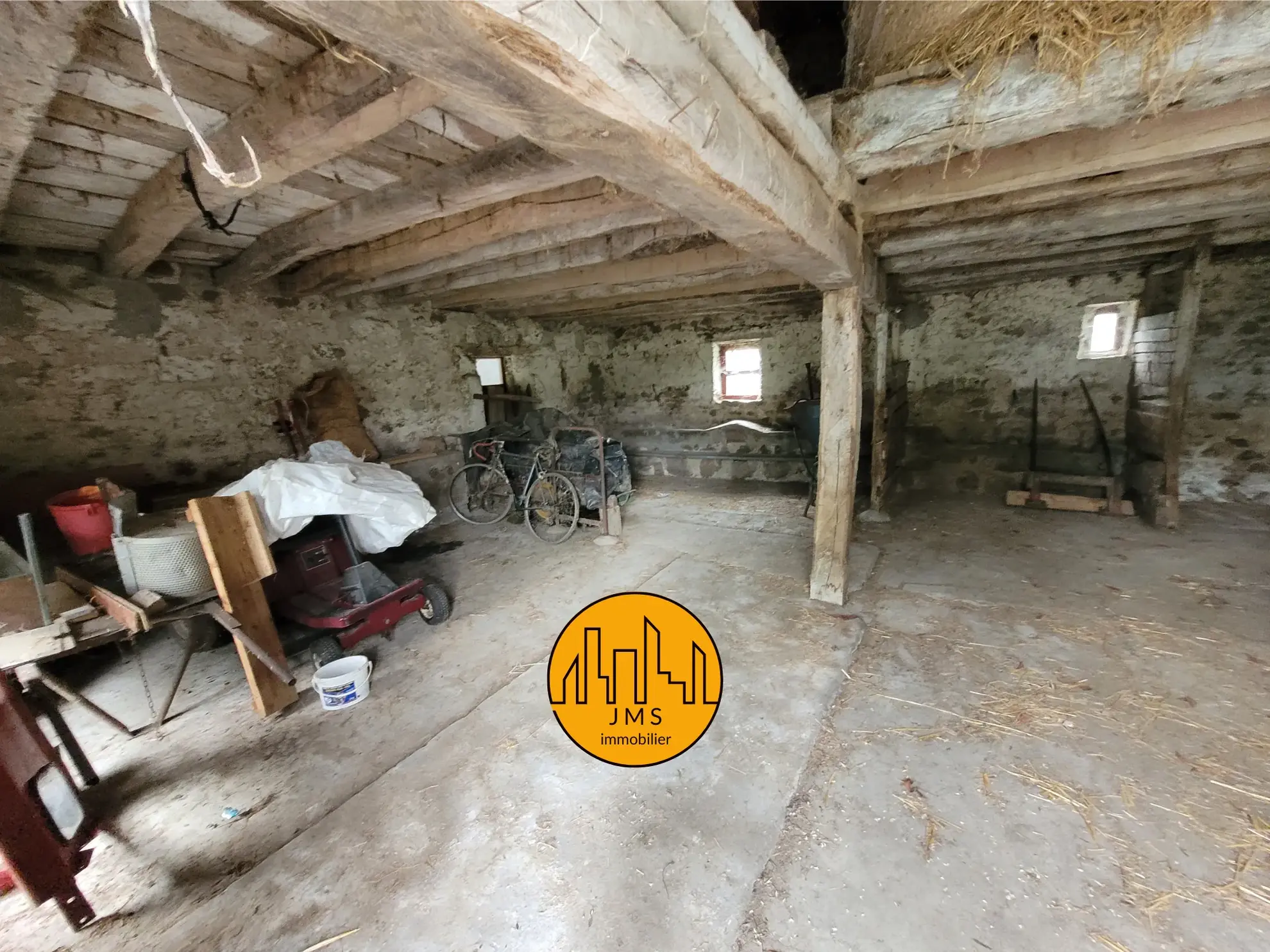 Ensemble immobilier à Saint Sornin avec maison, grange et dépendances 