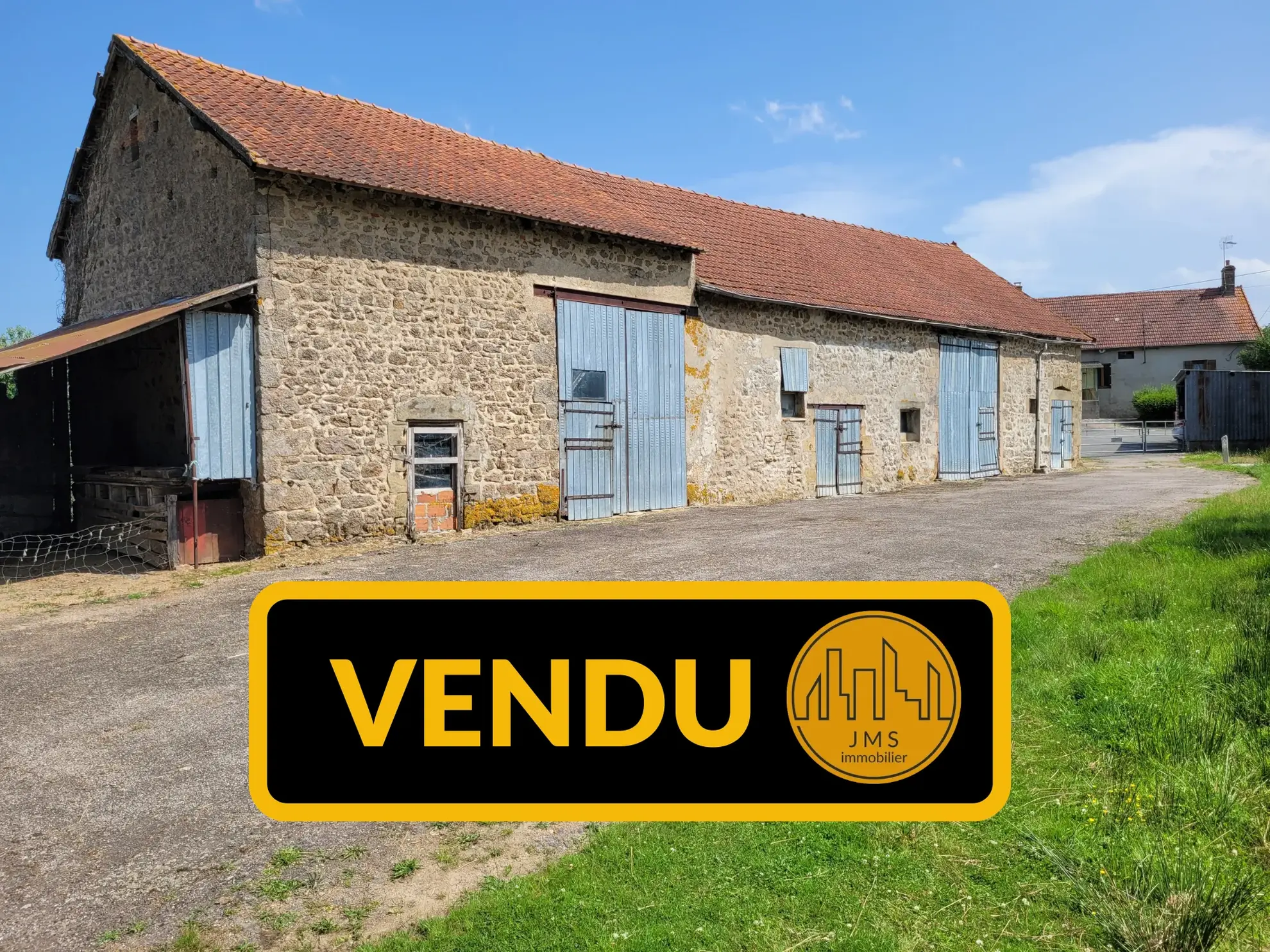 Ensemble immobilier à Saint Sornin avec maison, grange et dépendances 