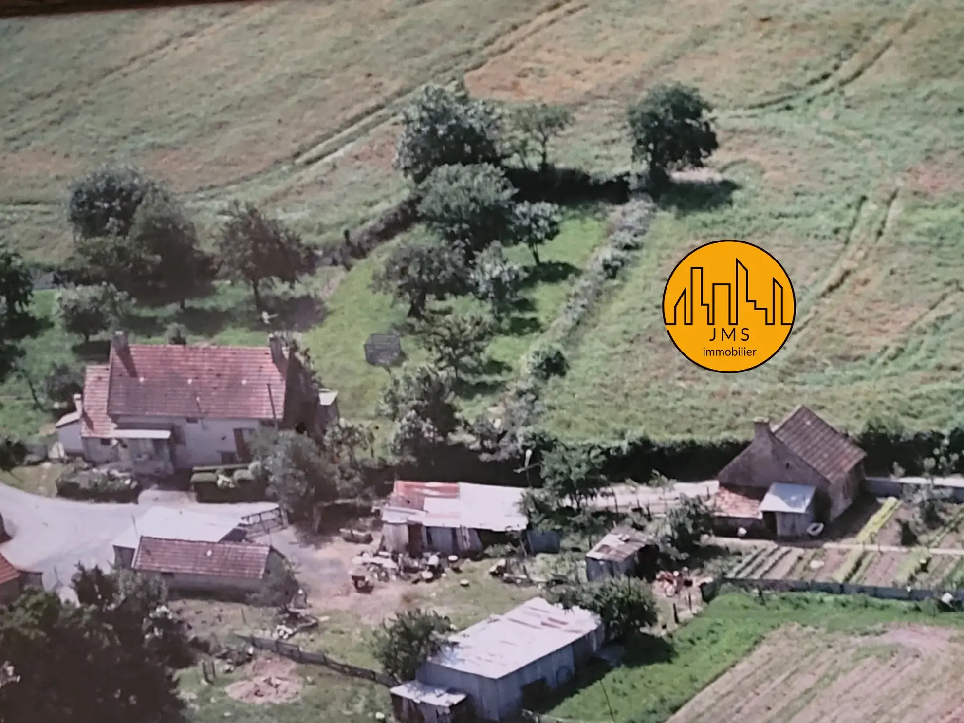 Ensemble immobilier à Saint Sornin avec maison, grange et dépendances 