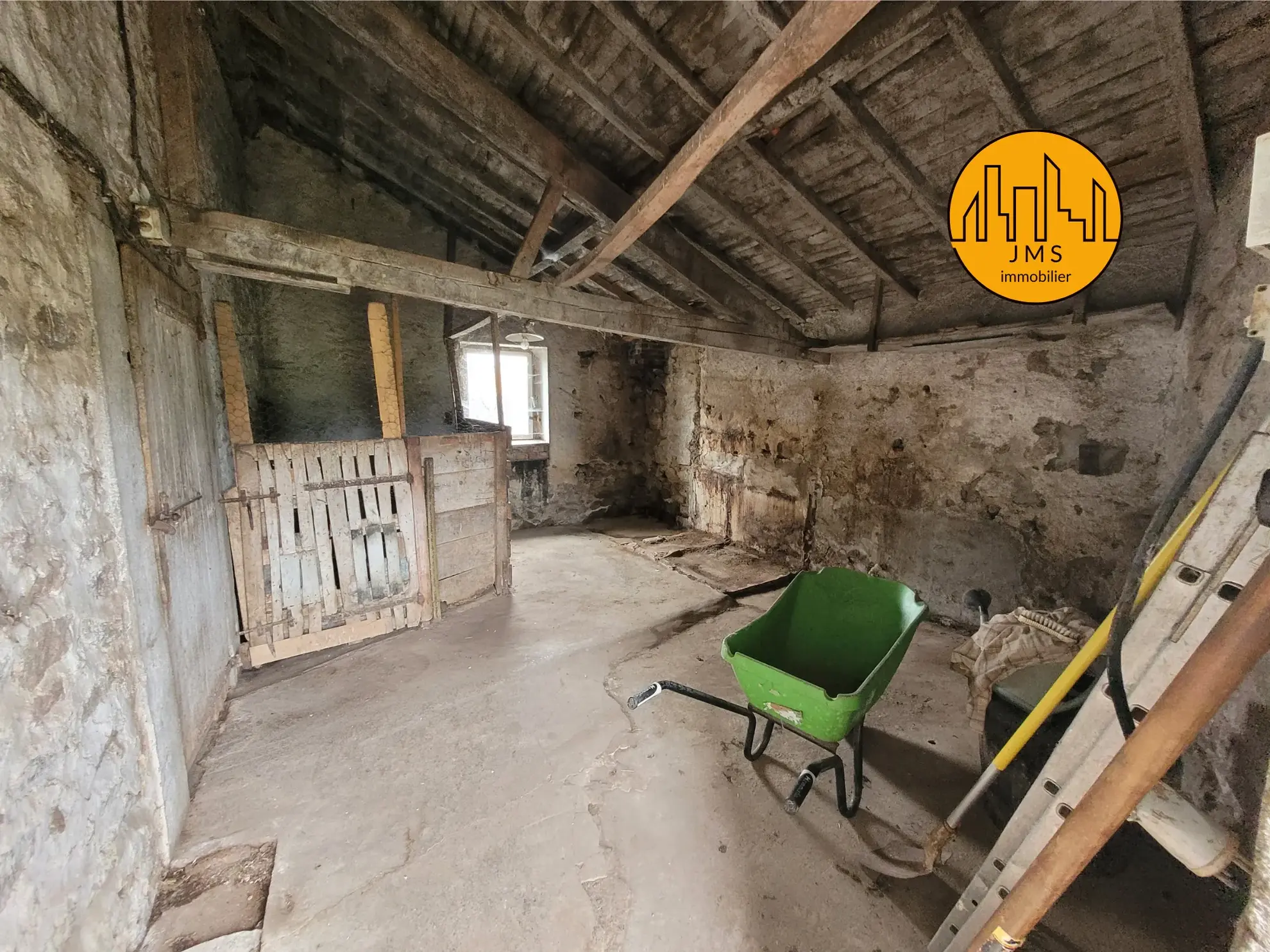 Ensemble immobilier à Saint Sornin avec maison, grange et dépendances 