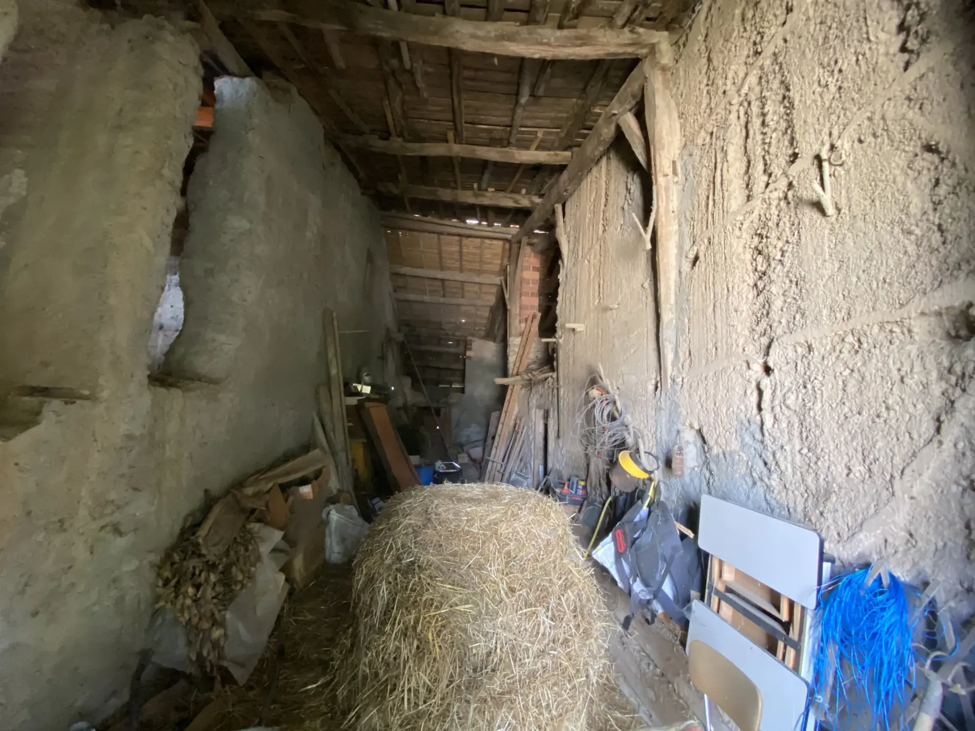 Maison de campagne à Courpière avec grange et atelier - Charme authentique 