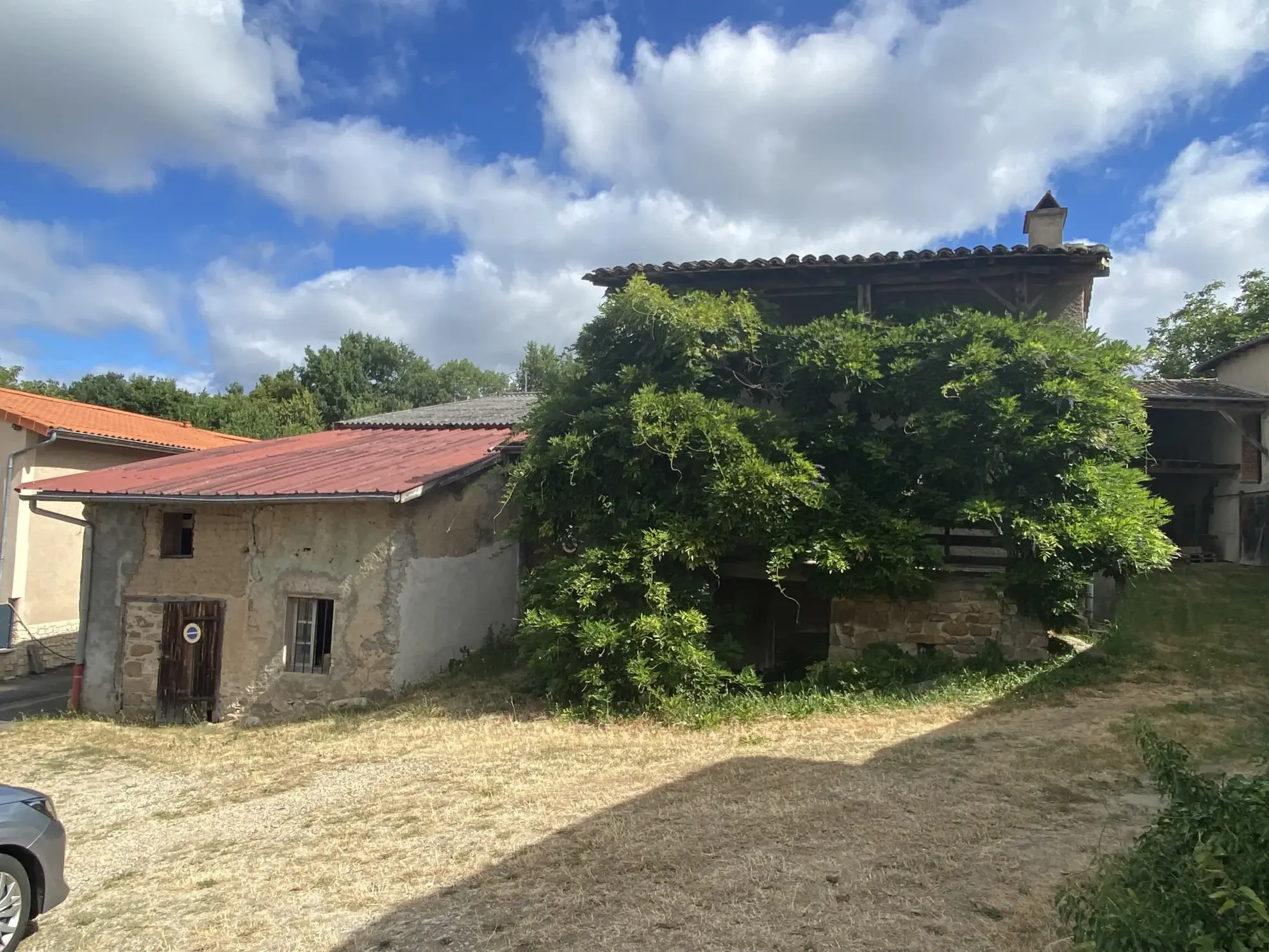 Maison de campagne à Courpière avec grange et atelier - Charme authentique