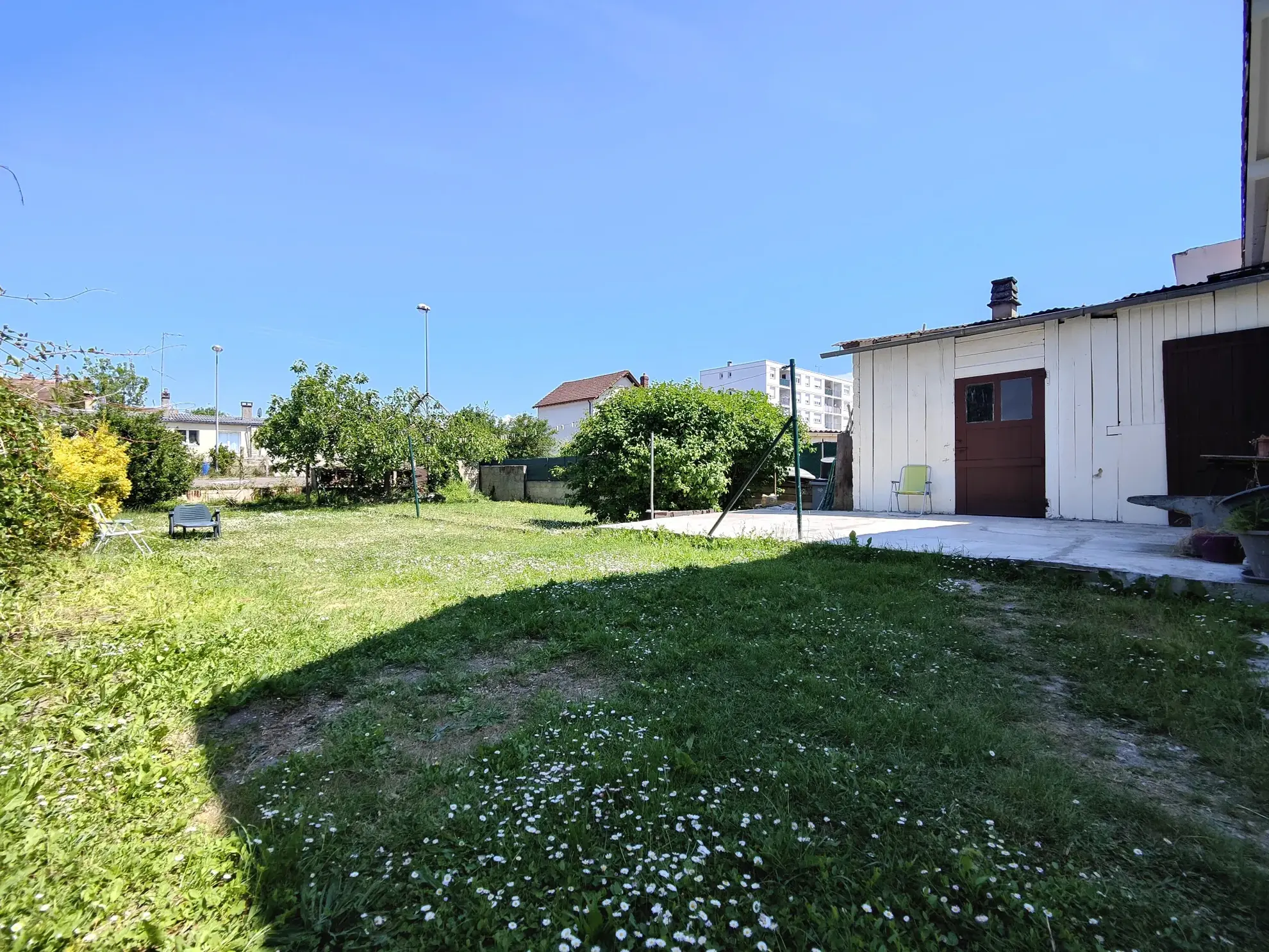 Maison rénovée avec jardin arboré à Migennes - 3 chambres et proximité gare 