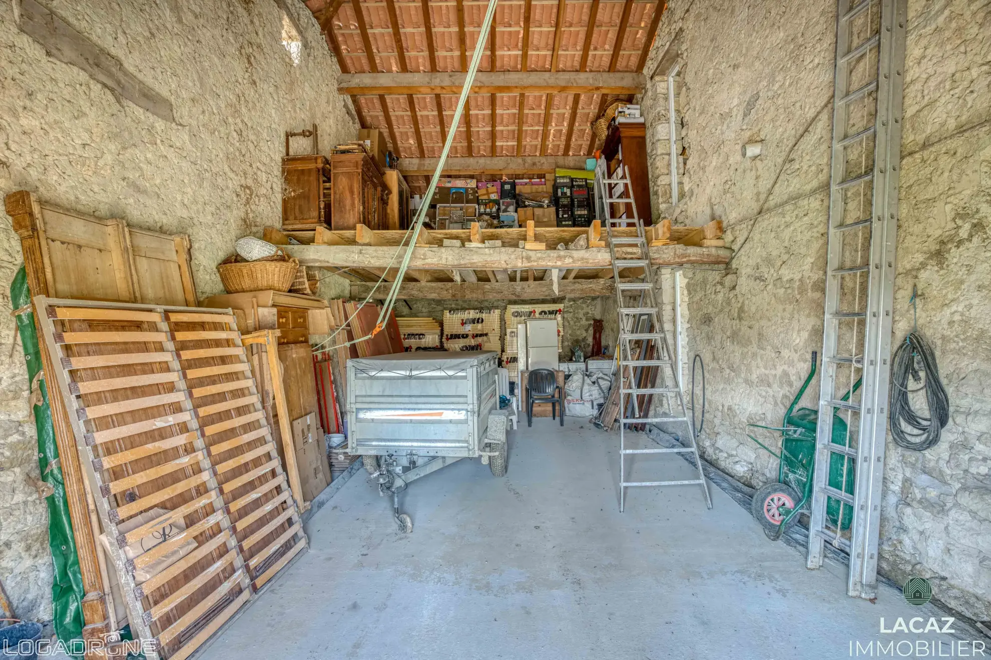 Bâtisse en pierre à restaurer à Laplume, 270 m² avec jardin et garage 