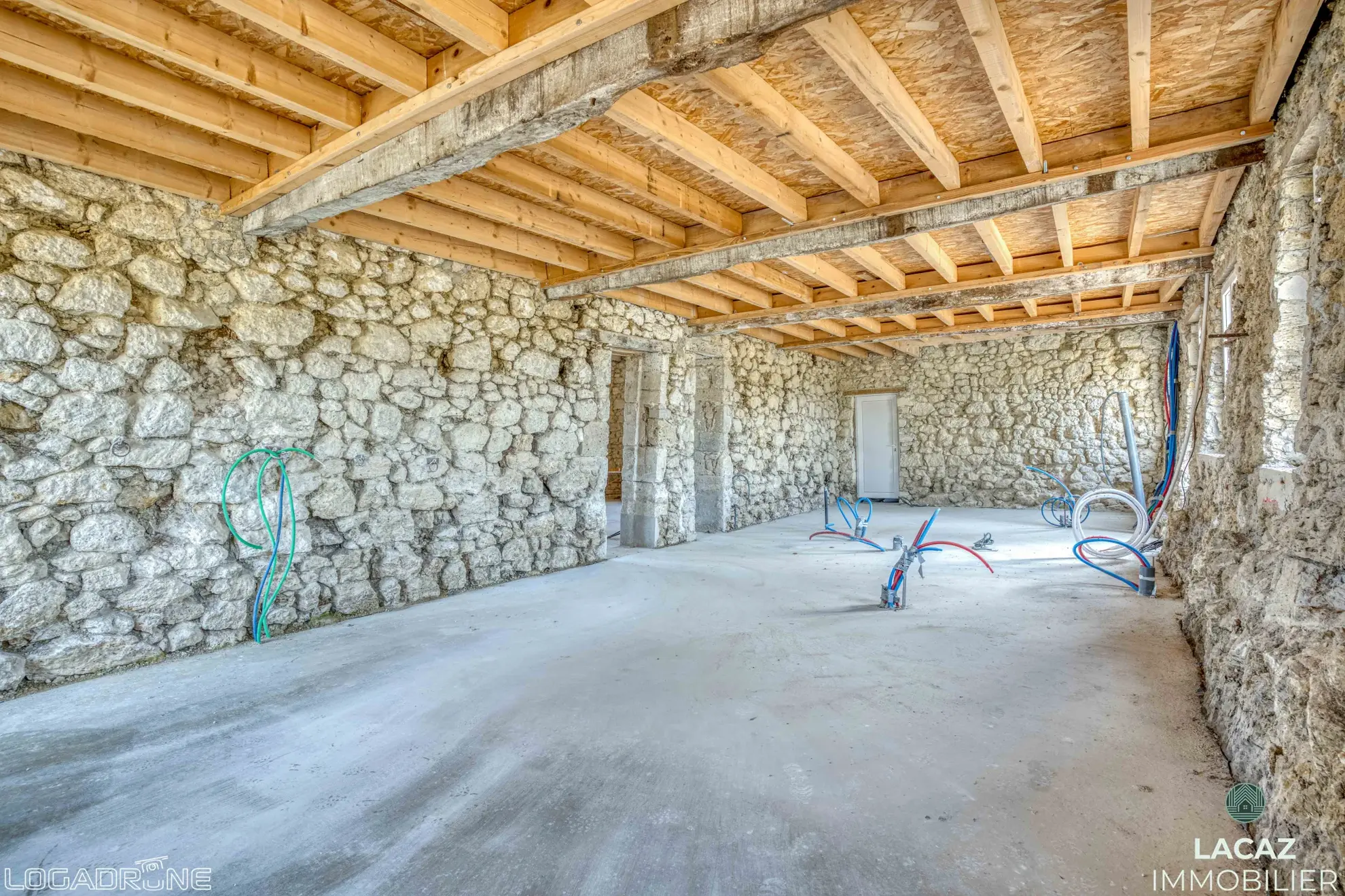 Bâtisse en pierre à restaurer à Laplume, 270 m² avec jardin et garage 