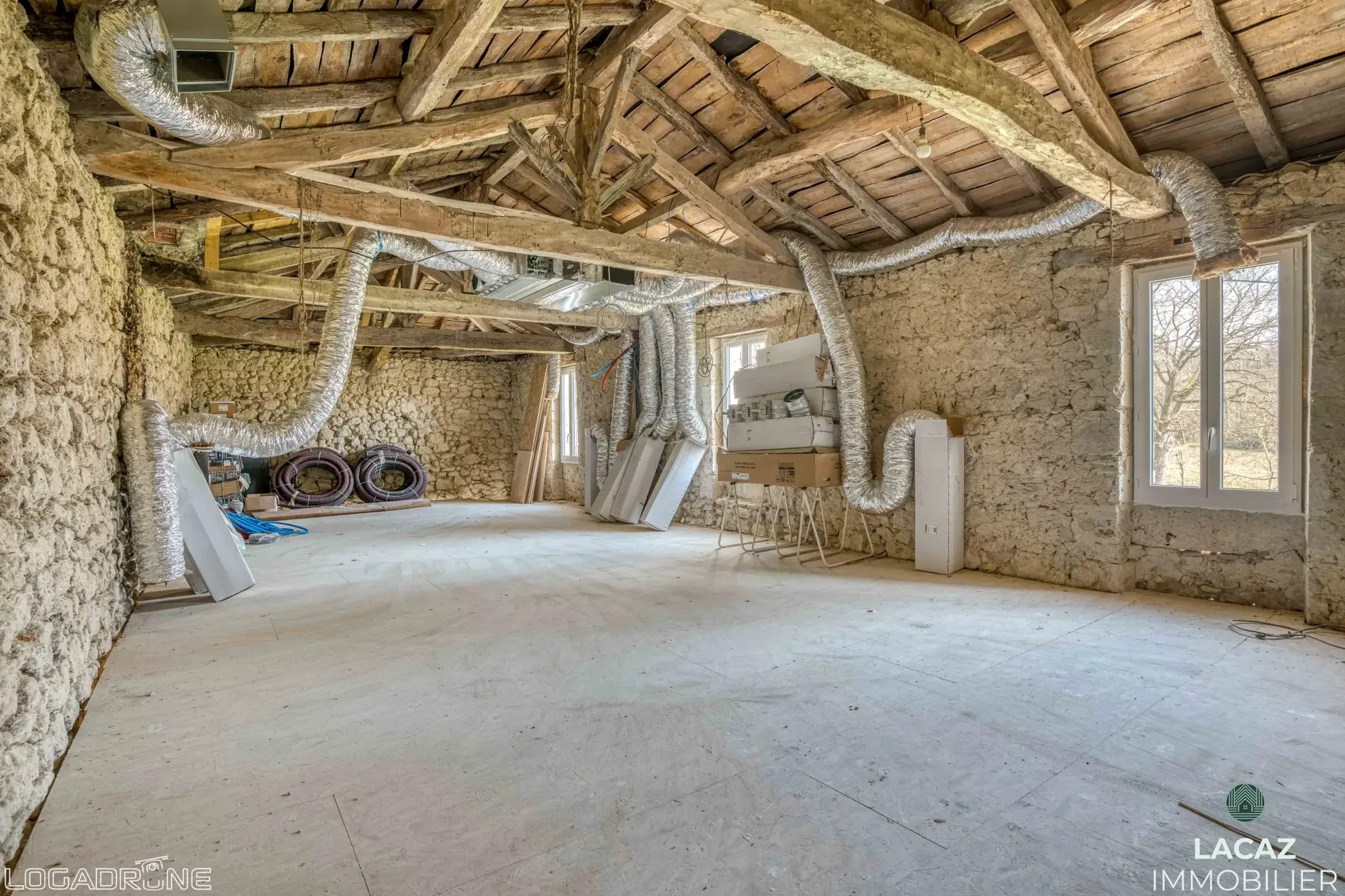 Bâtisse en pierre à restaurer à Laplume, 270 m² avec jardin et garage 