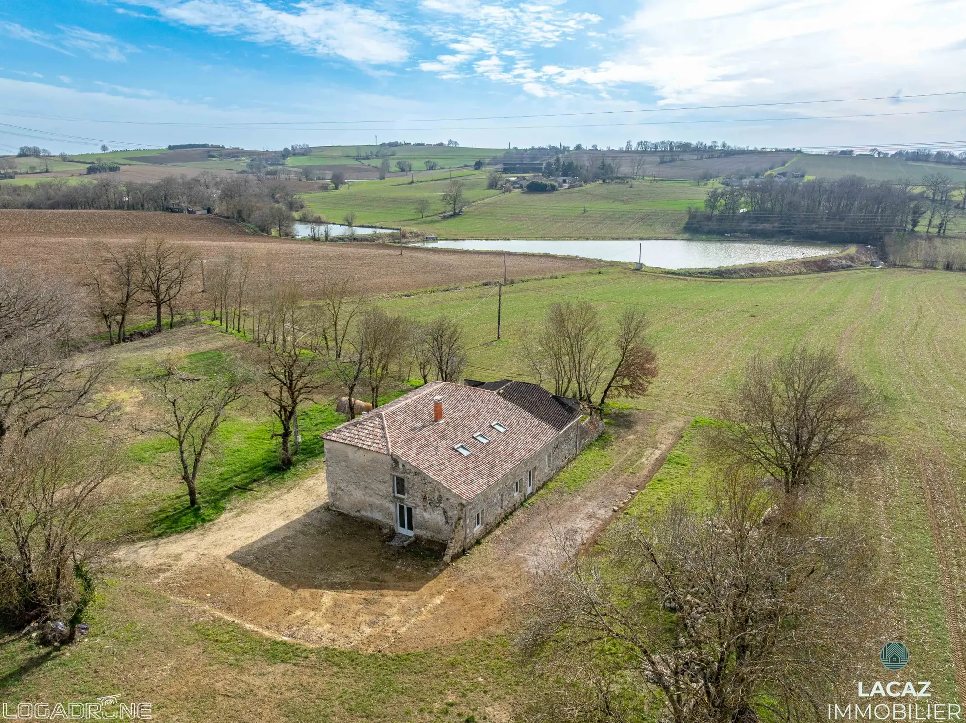 Bâtisse en pierre à restaurer à Laplume, 270 m² avec jardin et garage 