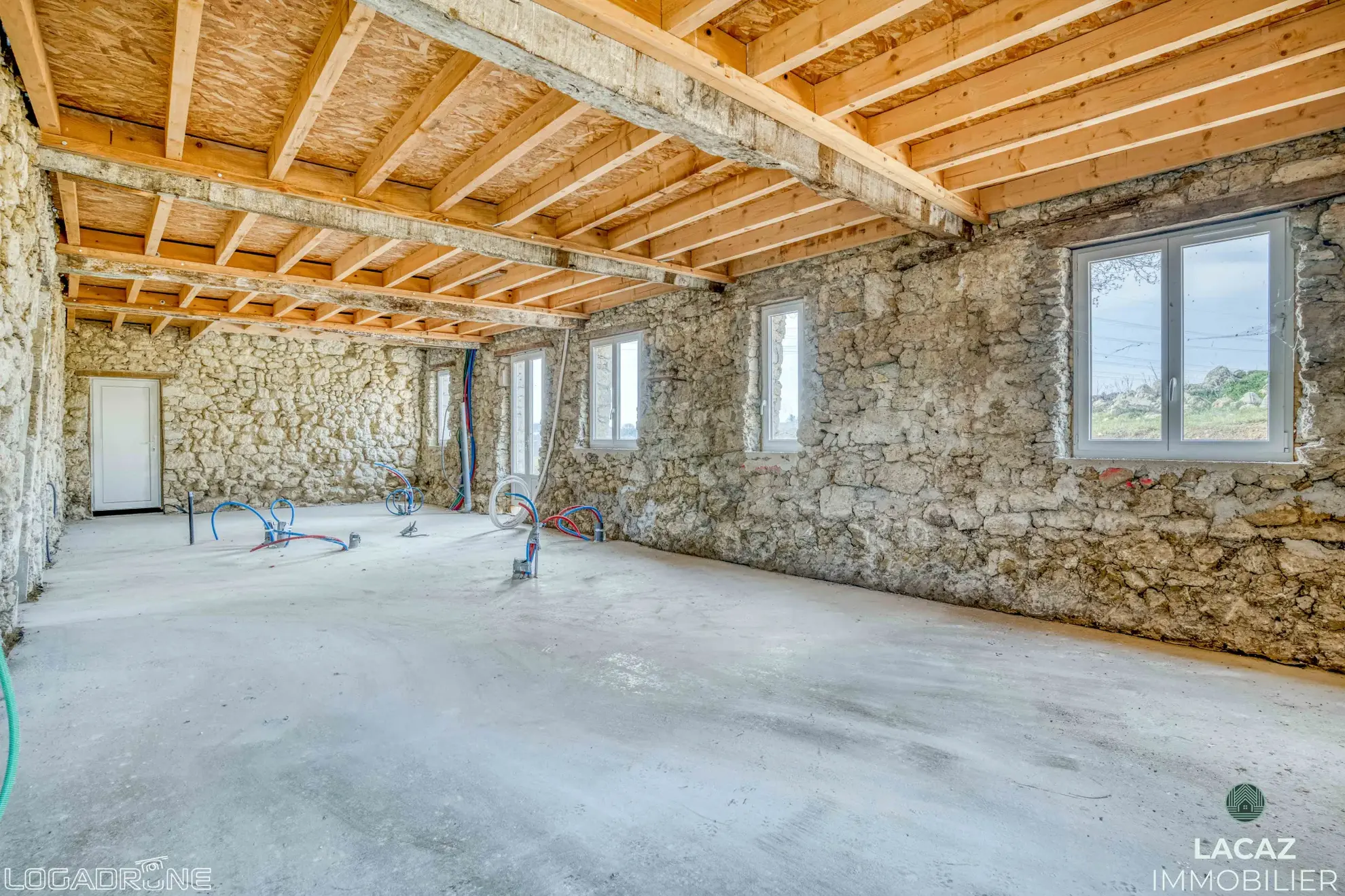 Bâtisse en pierre à restaurer à Laplume, 270 m² avec jardin et garage 