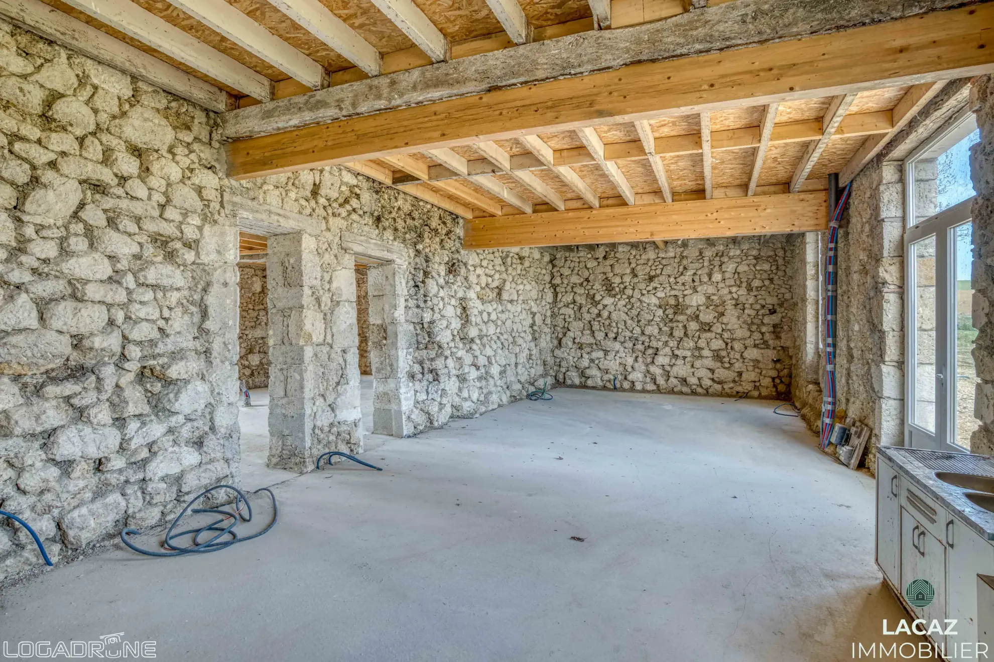 Bâtisse en pierre à restaurer à Laplume, 270 m² avec jardin et garage 