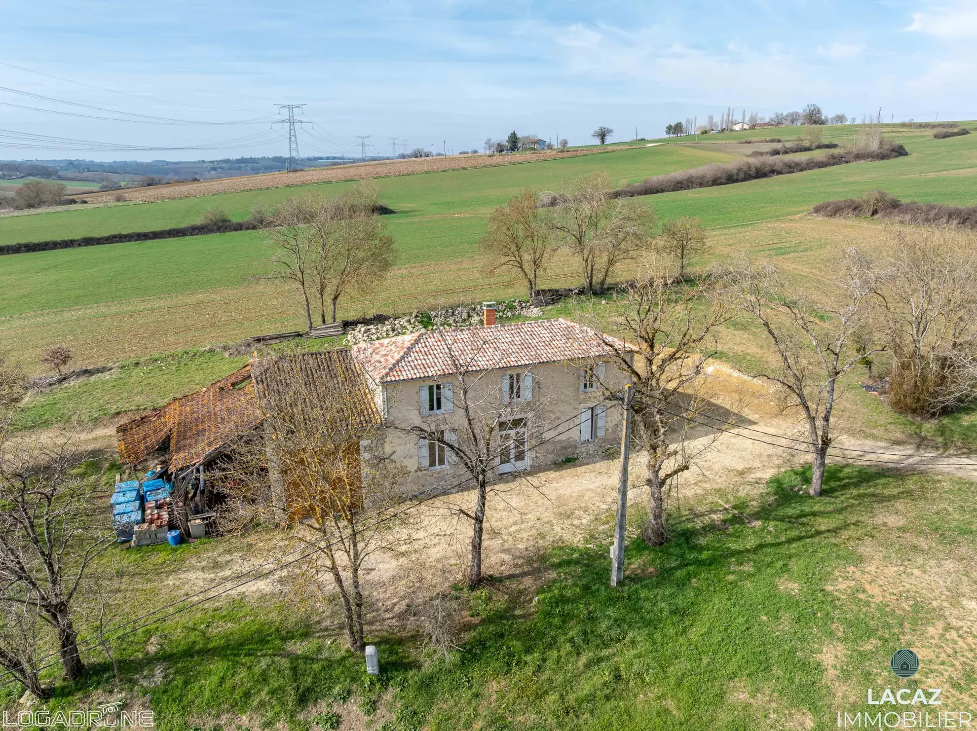 Bâtisse en pierre à restaurer à Laplume, 270 m² avec jardin et garage 
