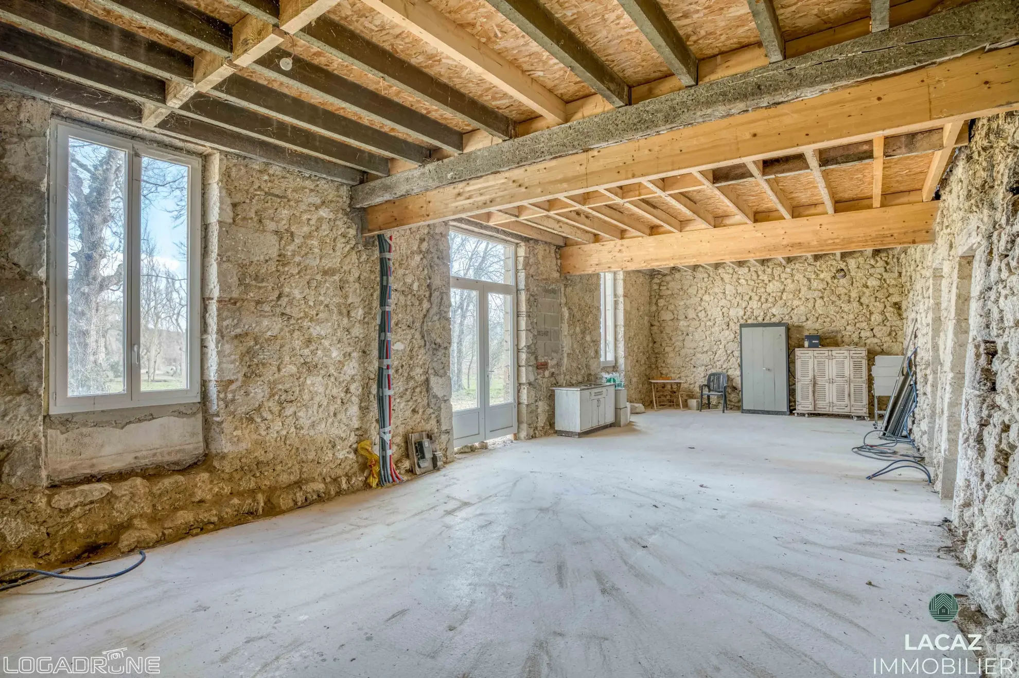 Bâtisse en pierre à restaurer à Laplume, 270 m² avec jardin et garage 