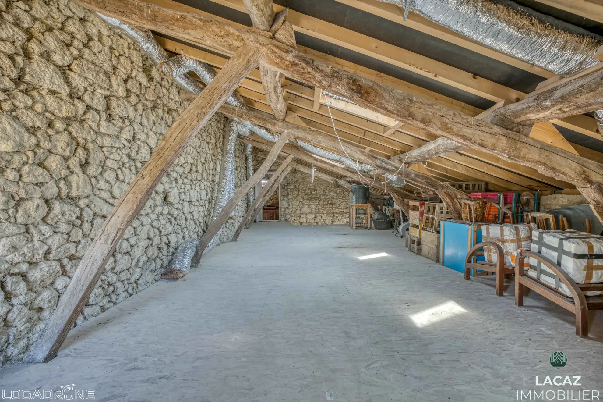 Bâtisse en pierre à restaurer à Laplume, 270 m² avec jardin et garage 