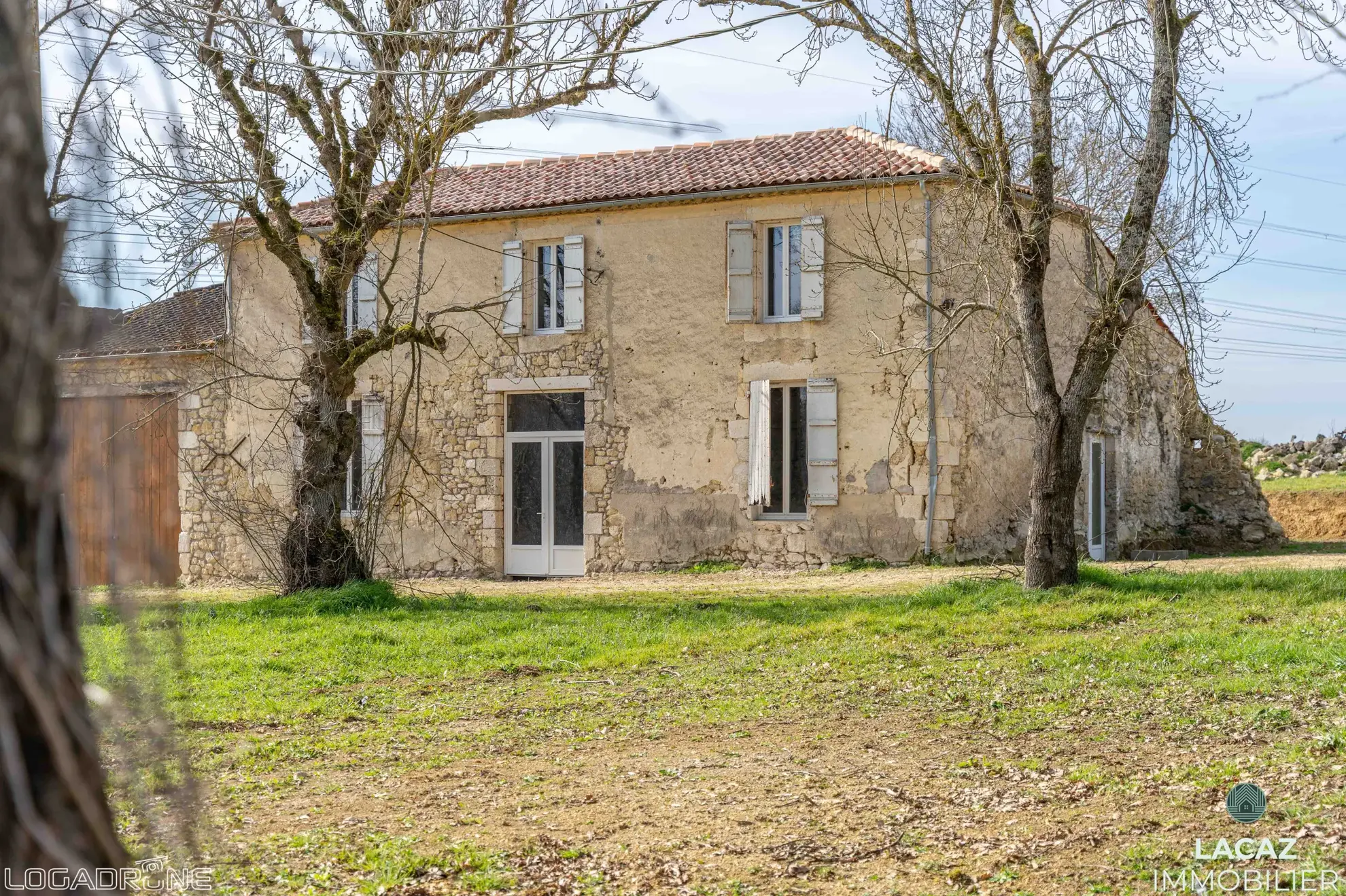 Bâtisse en pierre à restaurer à Laplume, 270 m² avec jardin et garage 