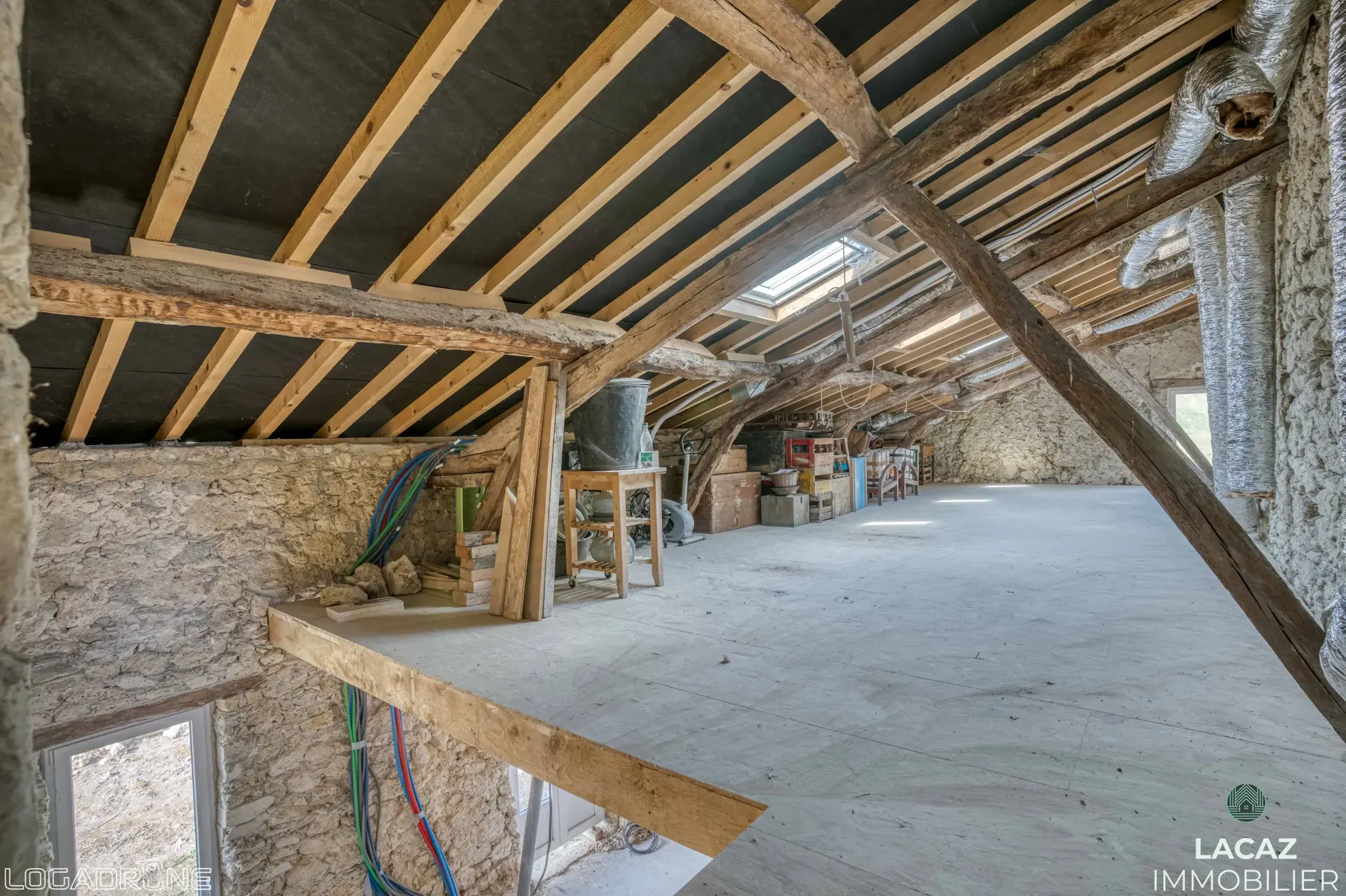 Bâtisse en pierre à restaurer à Laplume, 270 m² avec jardin et garage 