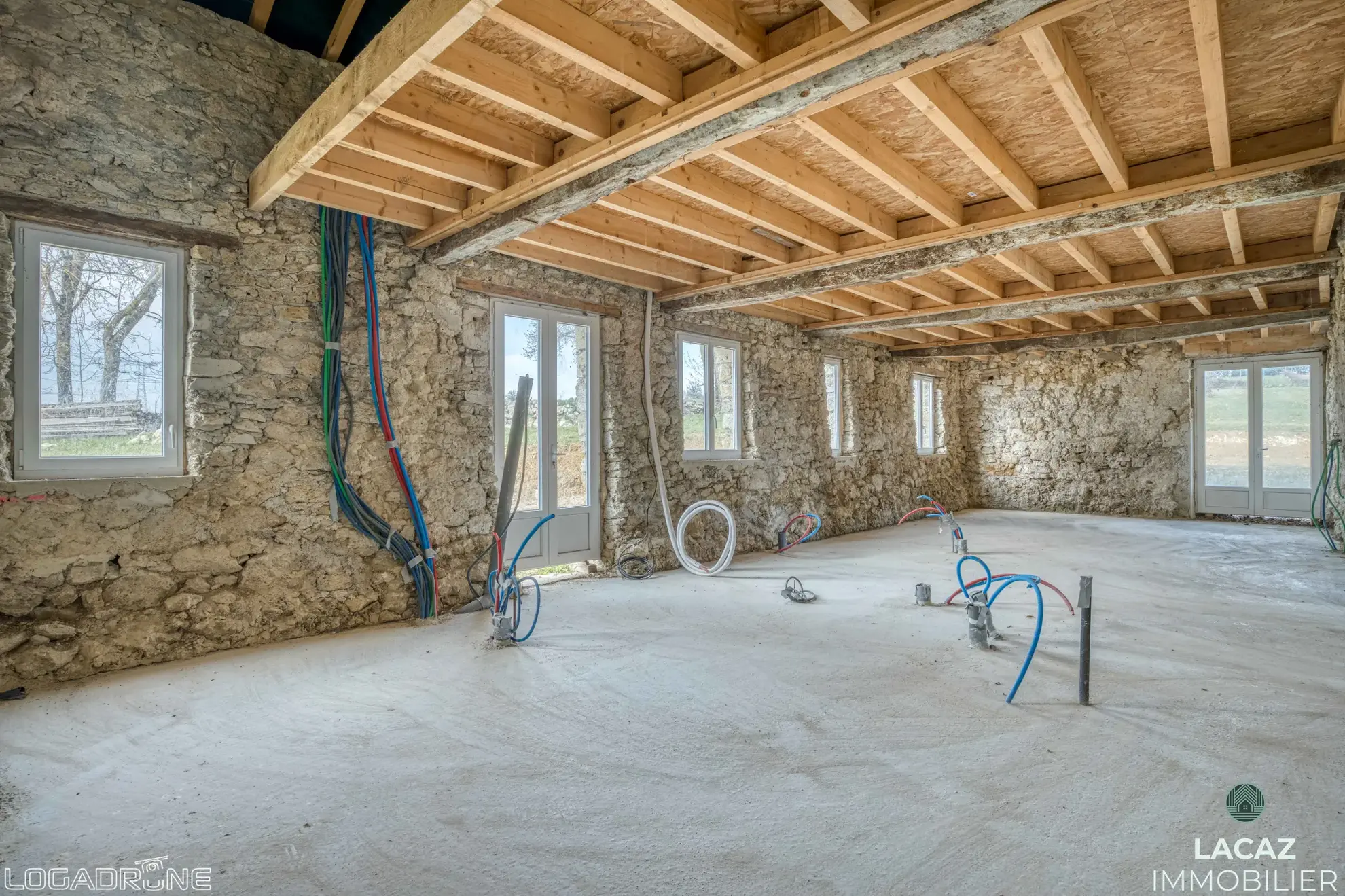 Bâtisse en pierre à restaurer à Laplume, 270 m² avec jardin et garage 