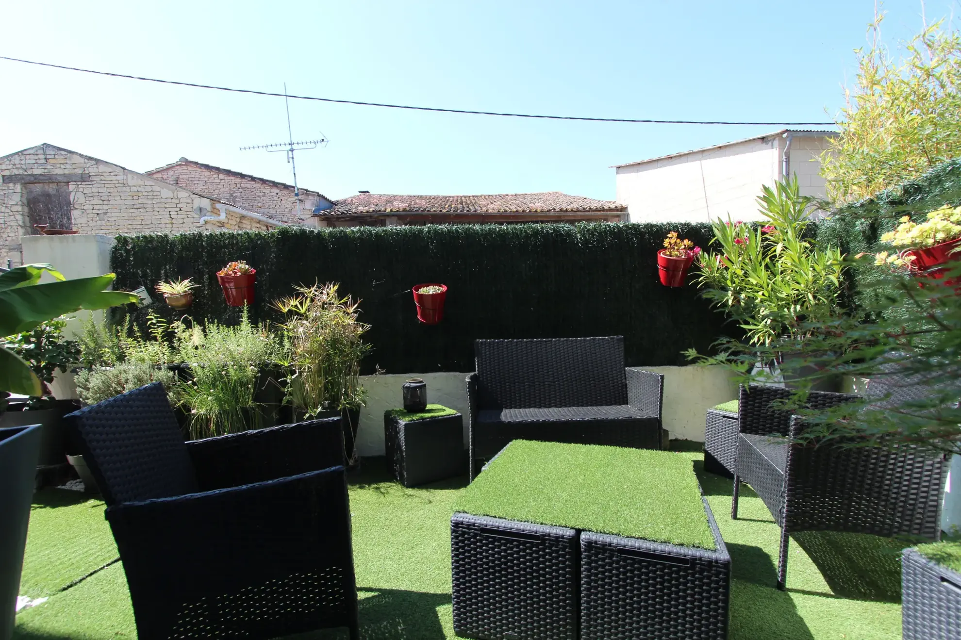 Grande maison en pierre avec terrasse à Fors, 4 chambres, proche Niort 