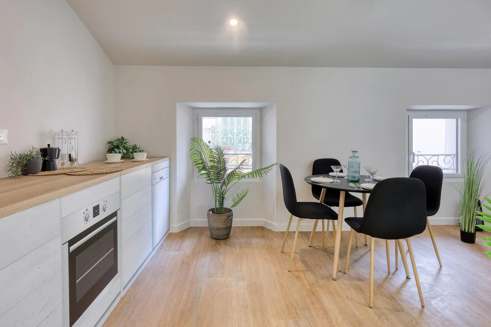 Appartement T2 rénové avec vue sur le port à Bandol centre