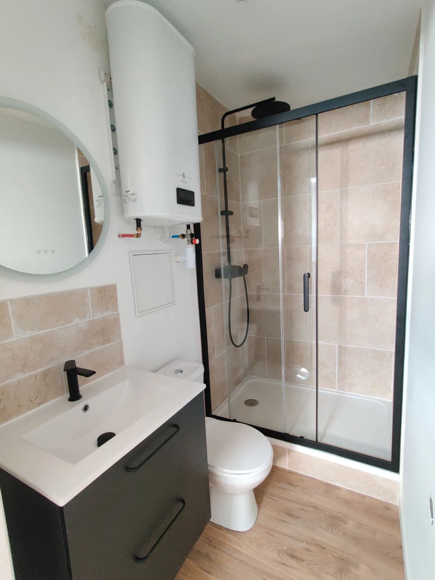 Maison T3 duplex rénovée avec cour à Nîmes, quartier Carnot et Arènes 