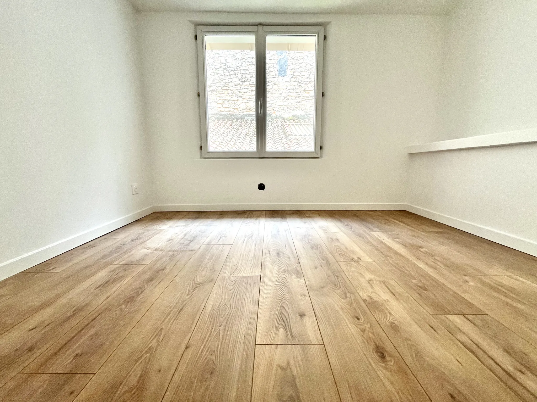 Maison T3 duplex rénovée avec cour à Nîmes, quartier Carnot et Arènes 