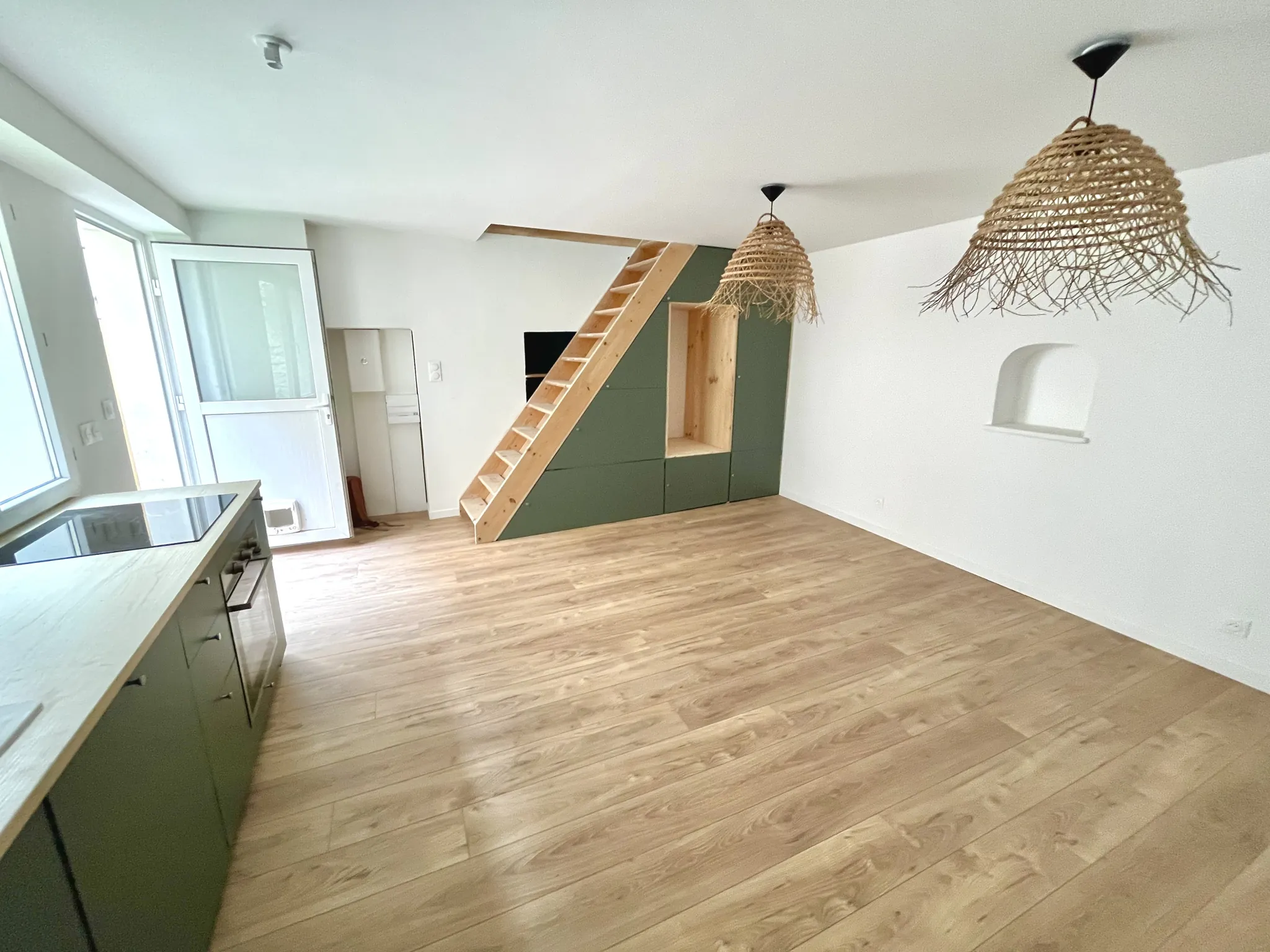 Maison T3 duplex rénovée avec cour à Nîmes, quartier Carnot et Arènes 