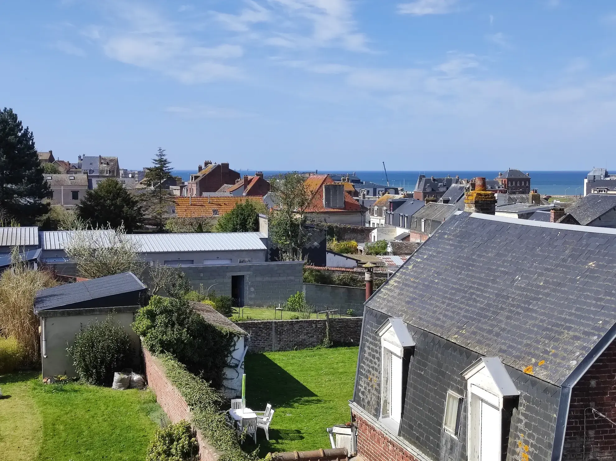 Maison lumineuse en briques avec petit extérieur au Tréport près du port et vue dégagée 