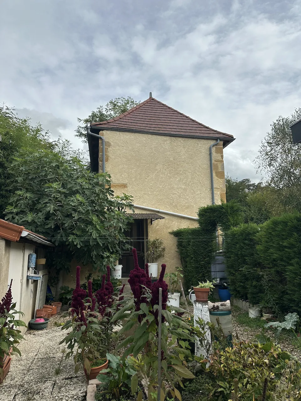 Maison de village de 120 m² à Marcigny proche centre, avec jardin et dépendances 