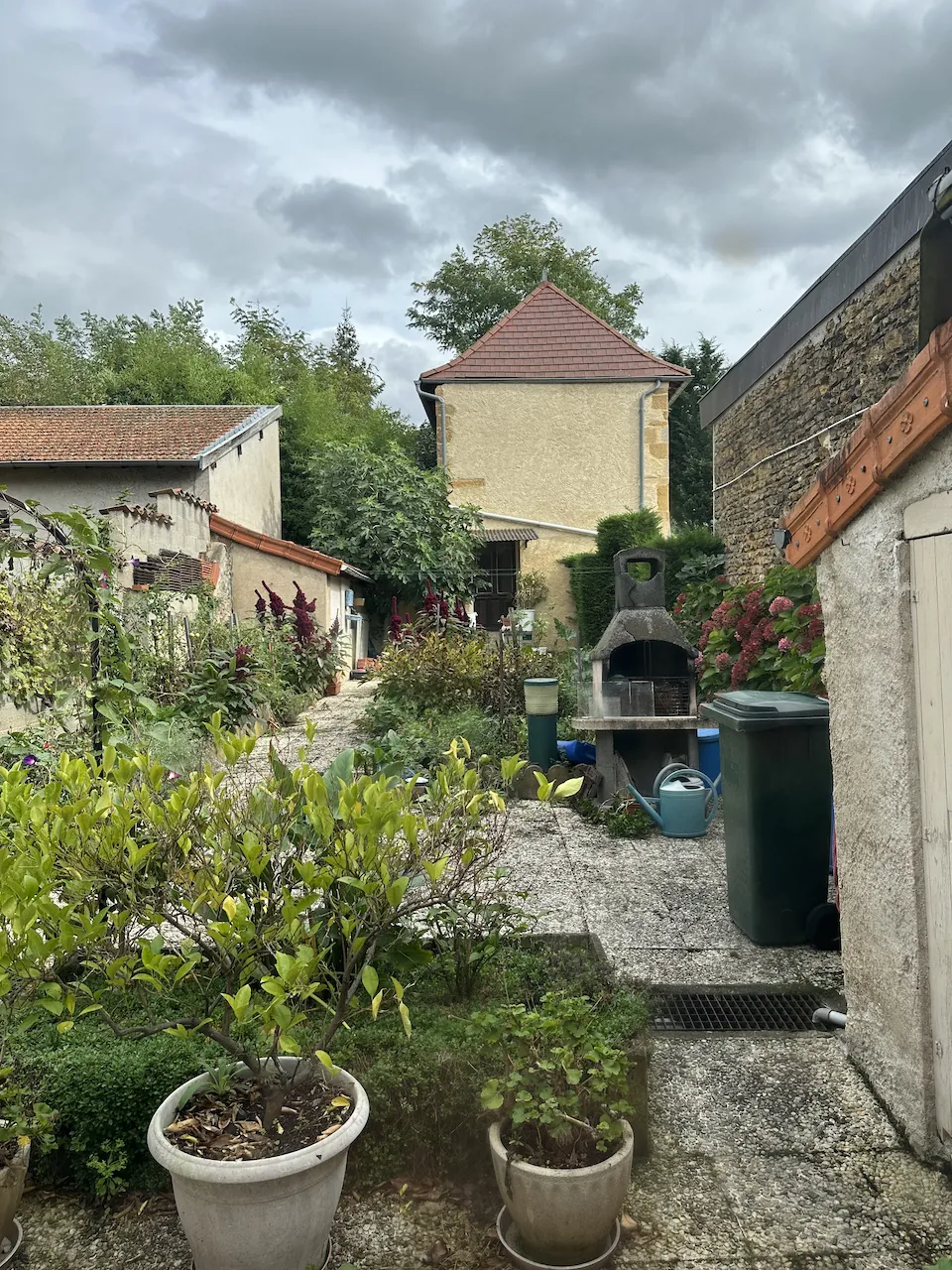 Maison de village de 120 m² à Marcigny proche centre, avec jardin et dépendances 