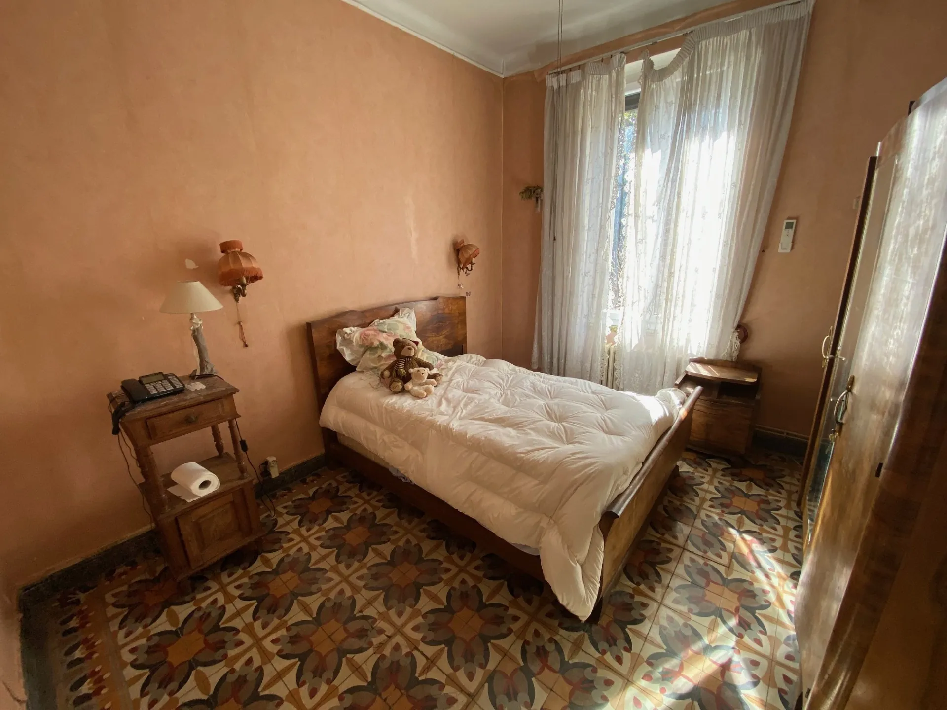 Maison à Rénover avec Deux Habitations, Jardin et Garage à Nîmes 