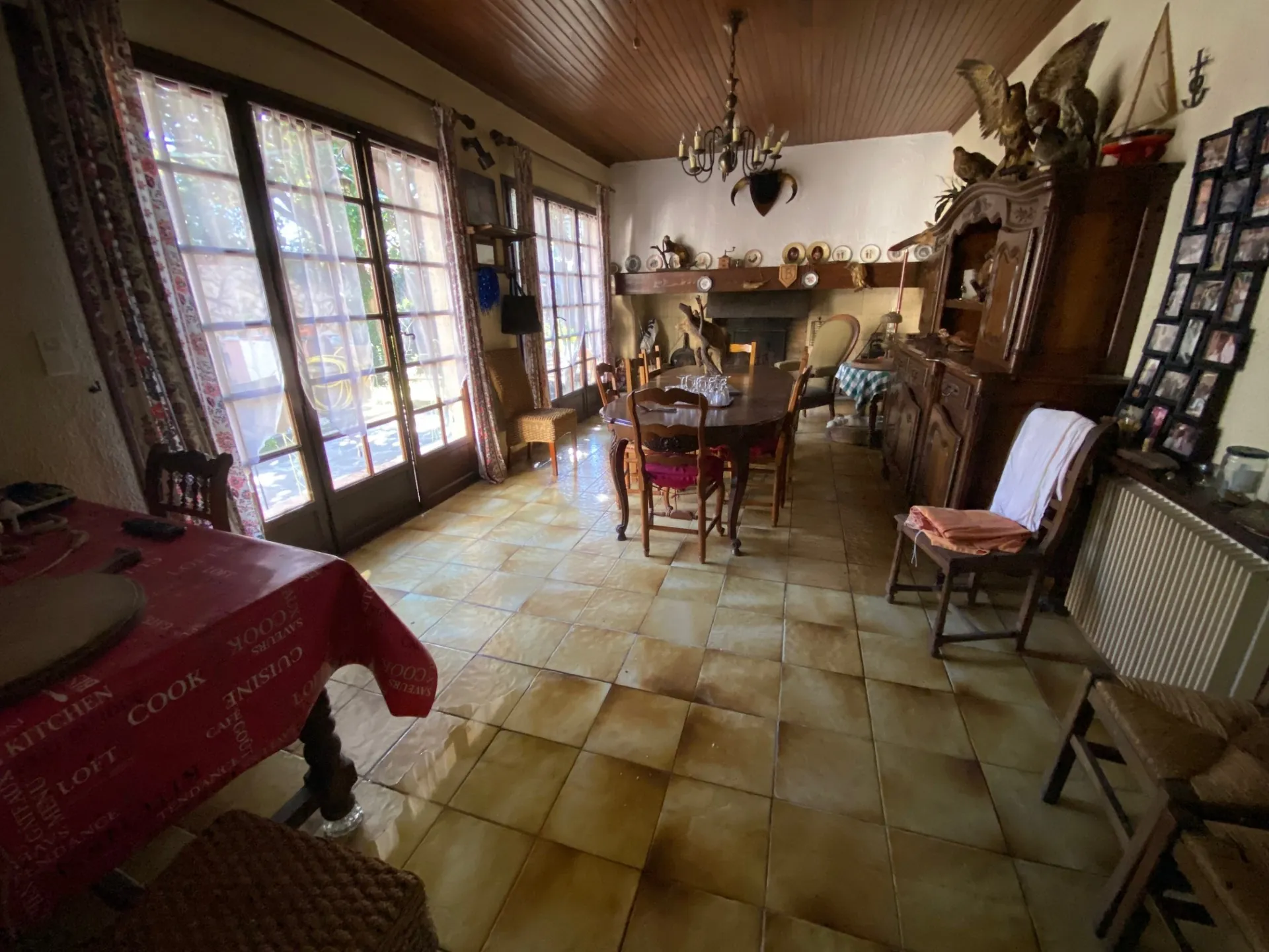 Maison à Rénover avec Deux Habitations, Jardin et Garage à Nîmes 