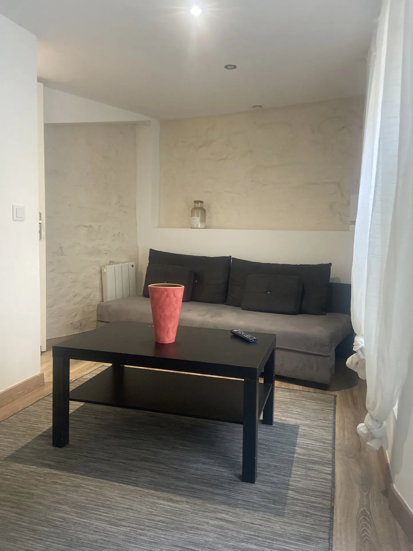 Maison de ville T2 à Millau avec terrasse et meuble, idéale pour investissement ou premier achat 