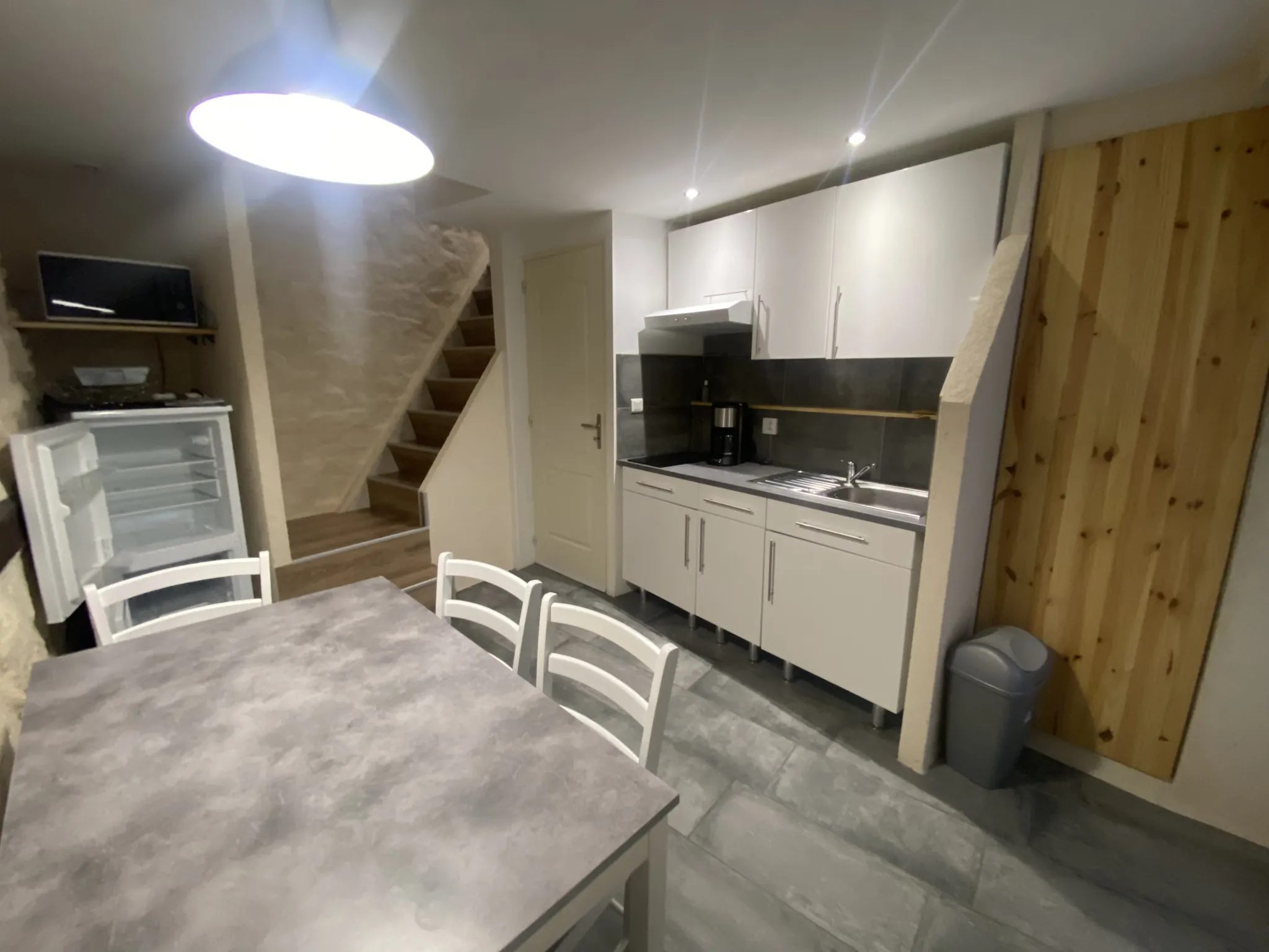 Maison de ville T2 à Millau avec terrasse et meuble, idéale pour investissement ou premier achat 