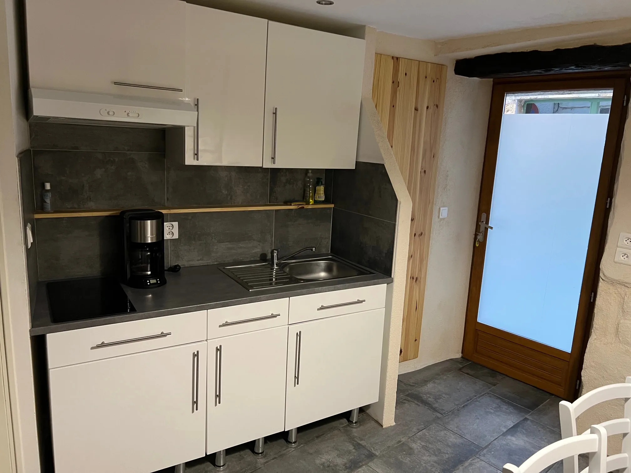 Maison de ville T2 à Millau avec terrasse et meuble, idéale pour investissement ou premier achat 