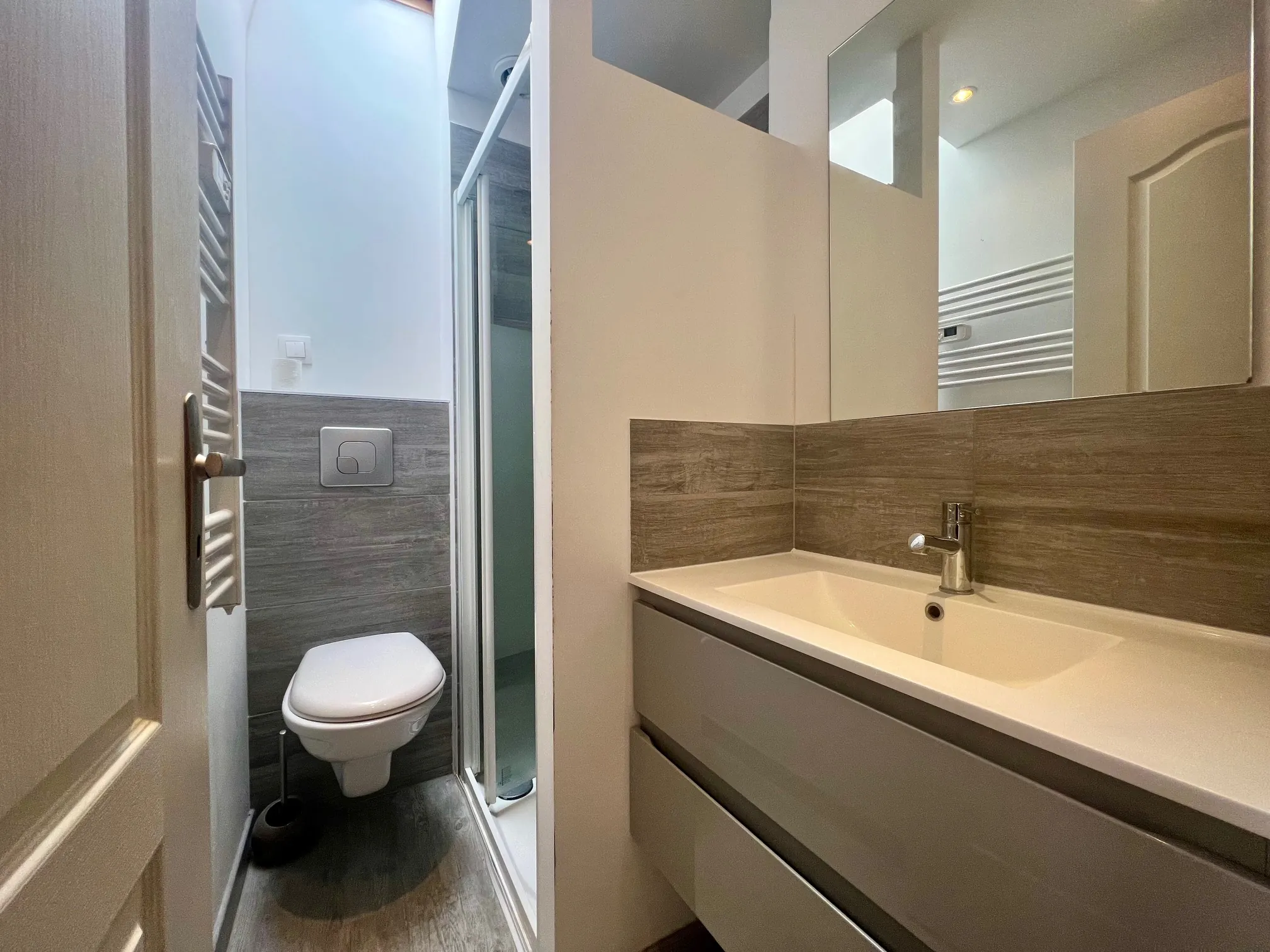 Maison de ville T2 à Millau avec terrasse et meuble, idéale pour investissement ou premier achat 