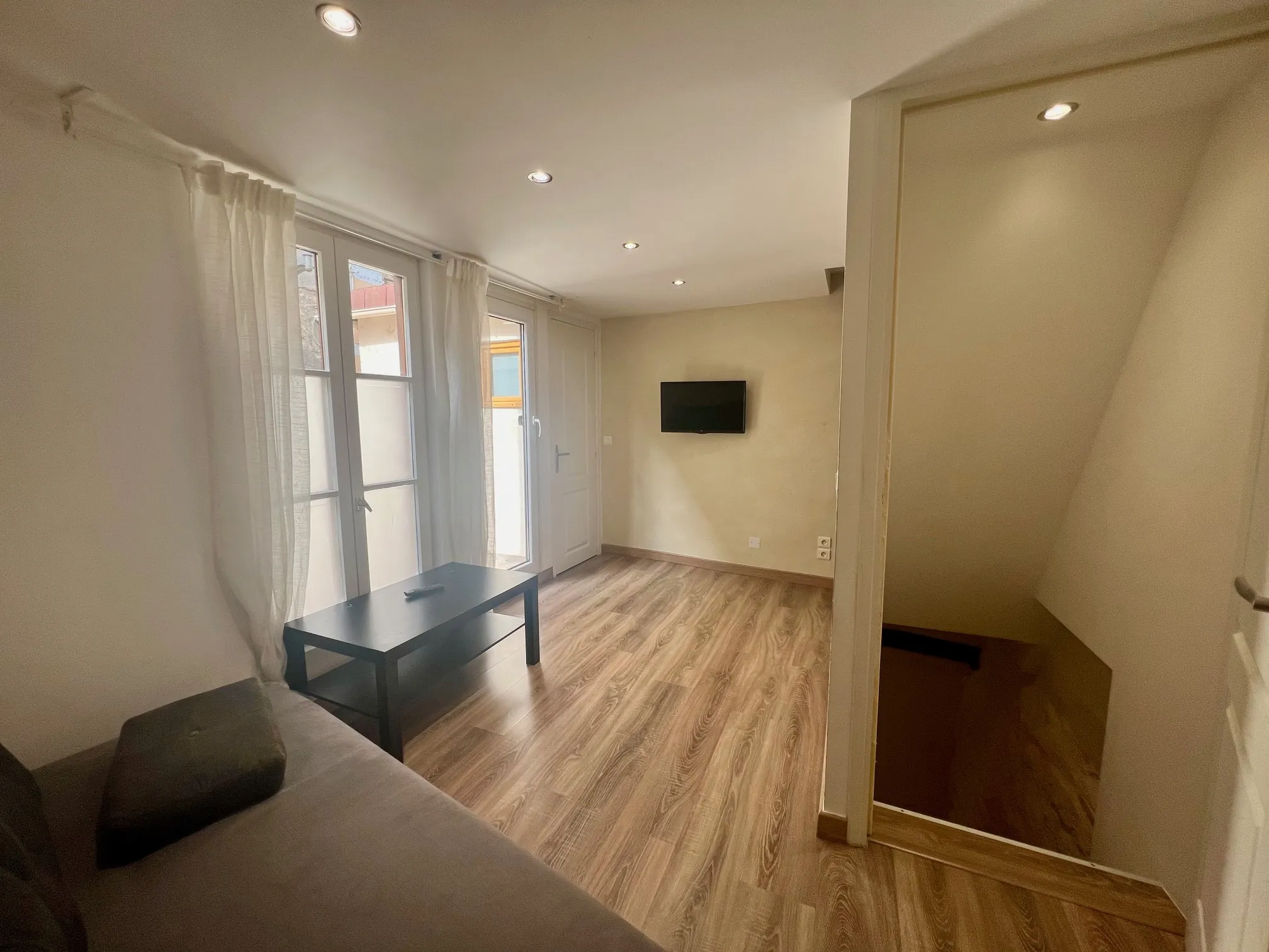 Maison de ville T2 à Millau avec terrasse et meuble, idéale pour investissement ou premier achat 