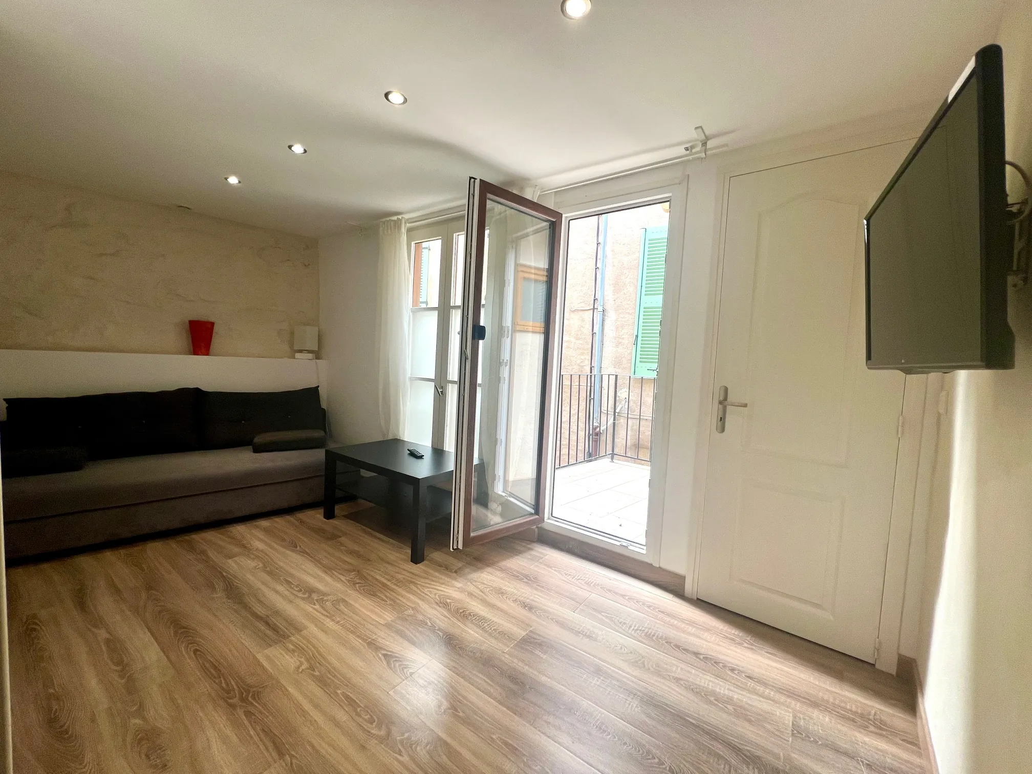 Maison de ville T2 à Millau avec terrasse et meuble, idéale pour investissement ou premier achat 