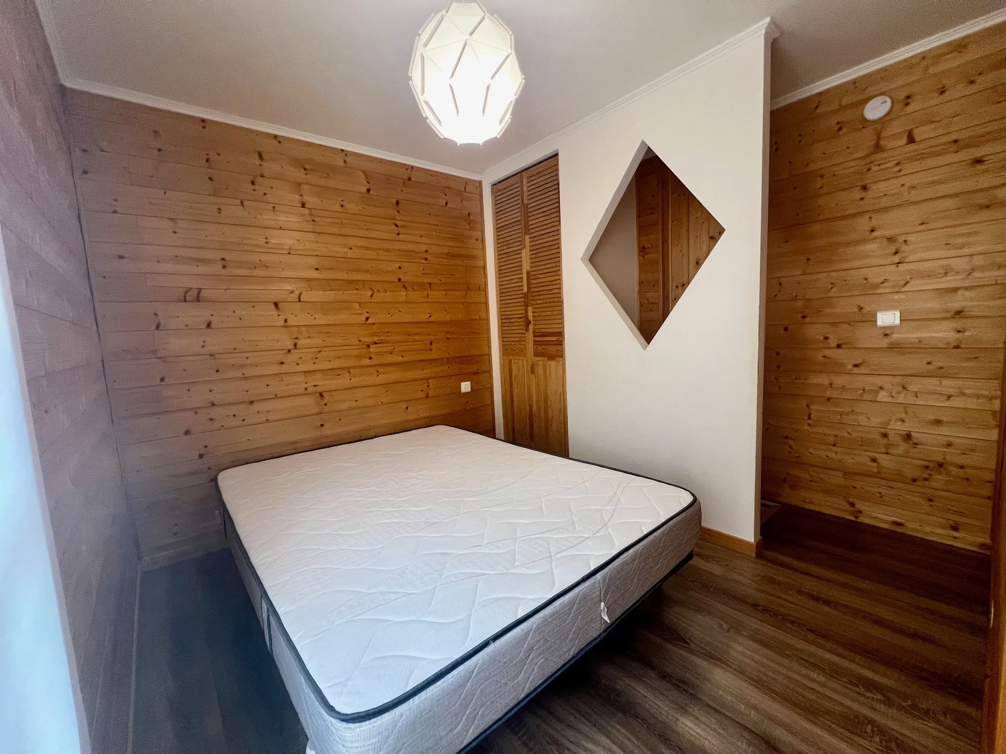 Maison de ville T2 à Millau avec terrasse et meuble, idéale pour investissement ou premier achat 