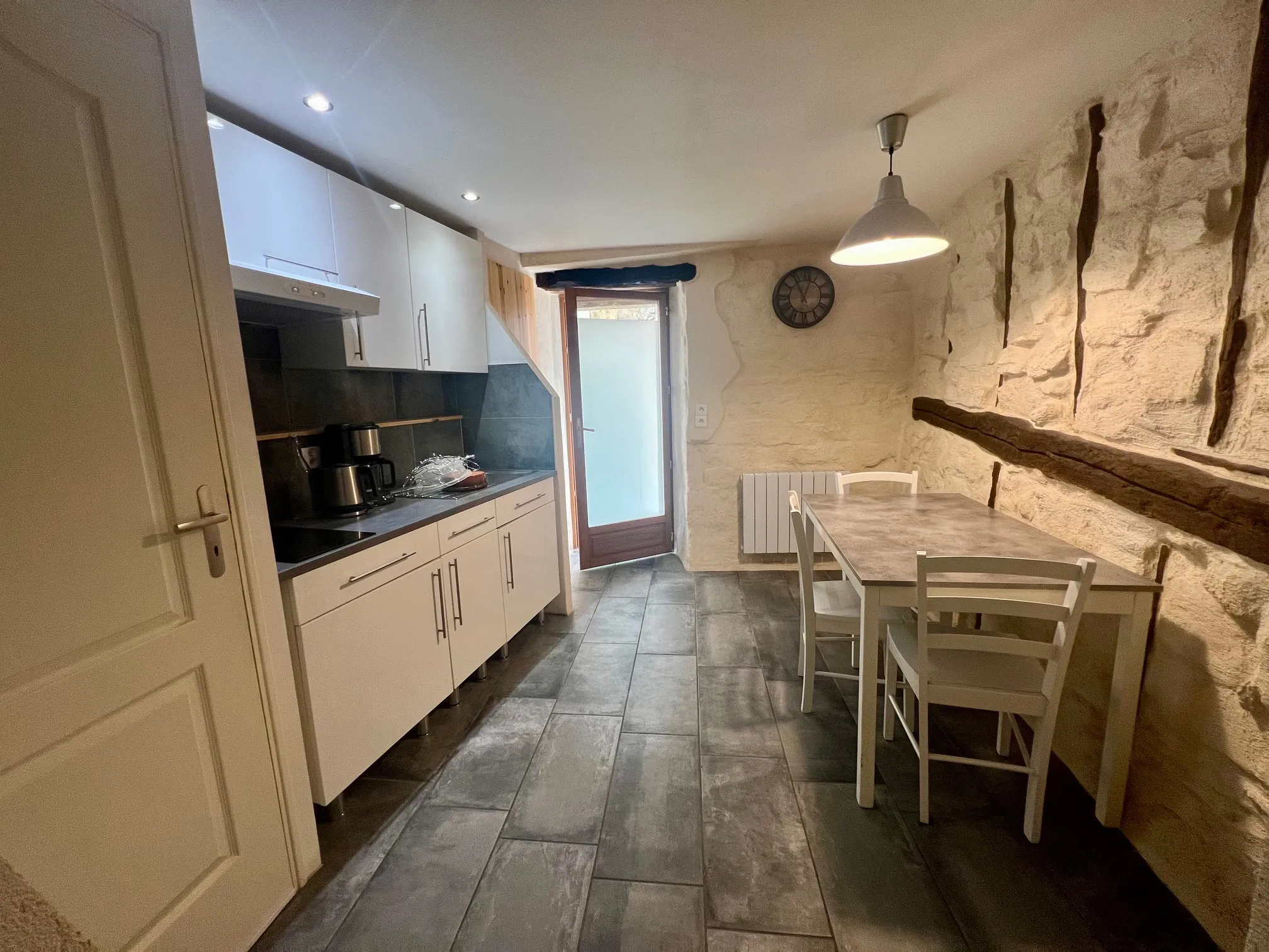 Maison de ville T2 à Millau avec terrasse et meuble, idéale pour investissement ou premier achat 