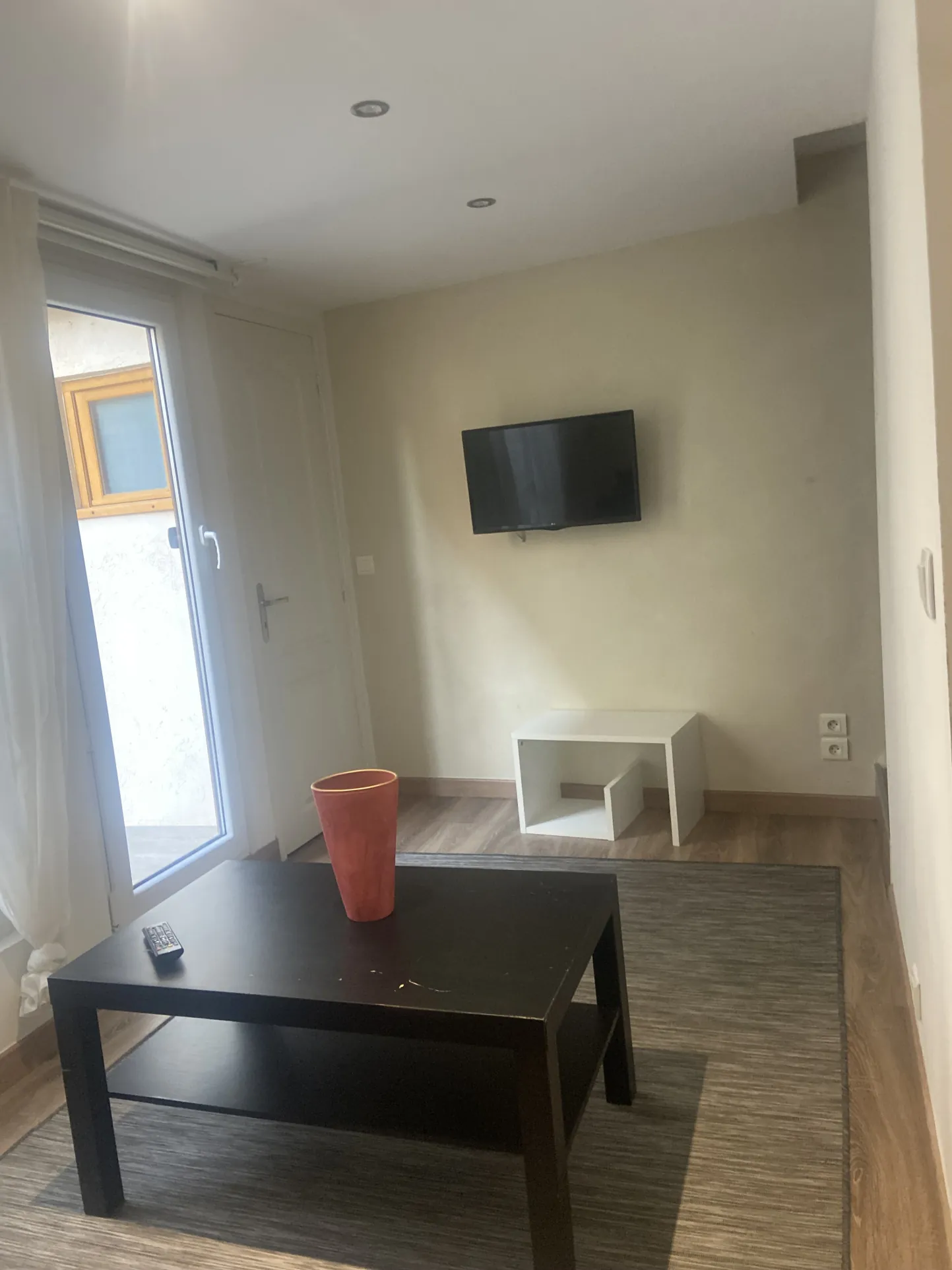 Maison de ville T2 à Millau avec terrasse et meuble, idéale pour investissement ou premier achat 