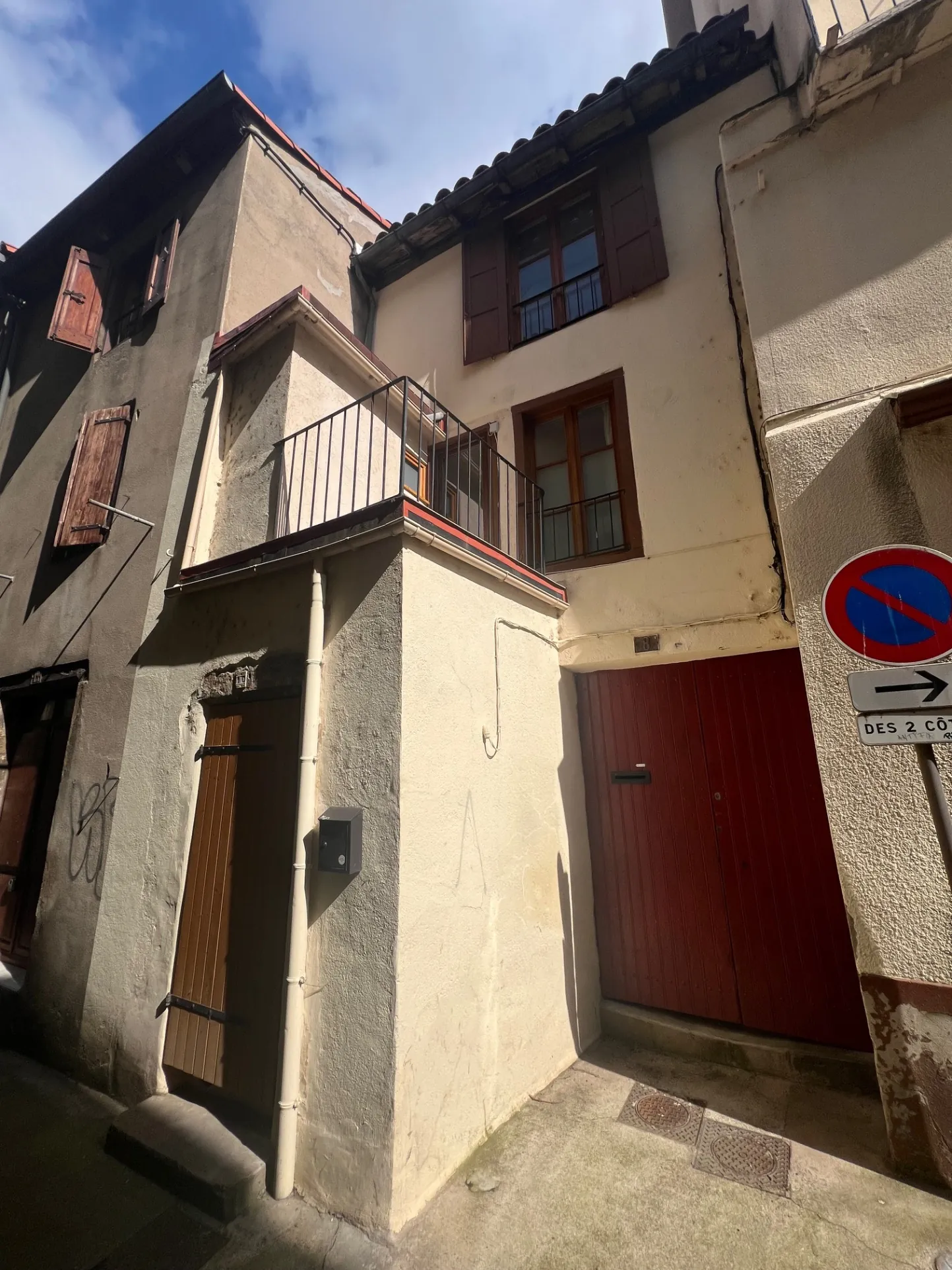 Maison de ville T2 à Millau avec terrasse et meuble, idéale pour investissement ou premier achat