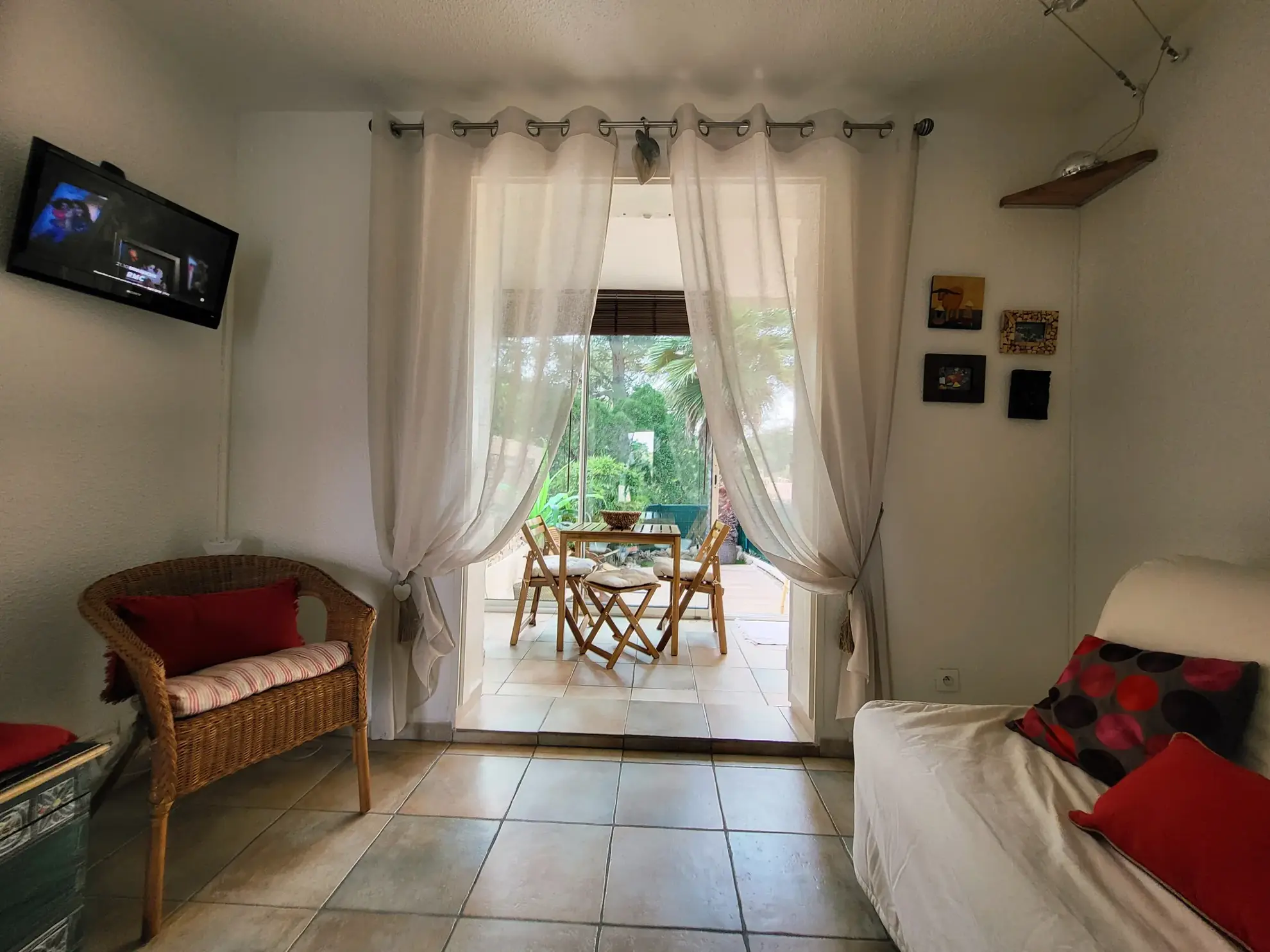 Studio à vendre à Sanary-sur-Mer dans le quartier Beaucours, avec terrasse et parking privé 