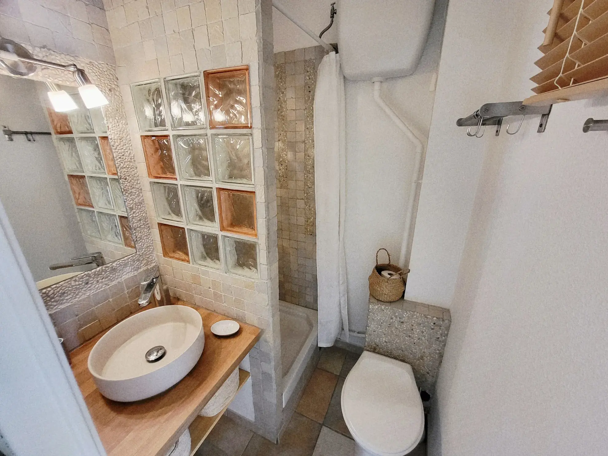 Studio à vendre à Sanary-sur-Mer dans le quartier Beaucours, avec terrasse et parking privé 