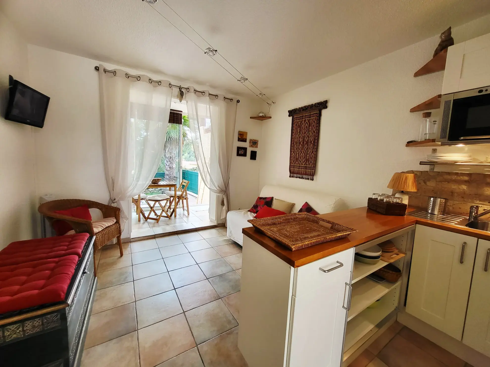 Studio à vendre à Sanary-sur-Mer dans le quartier Beaucours, avec terrasse et parking privé 