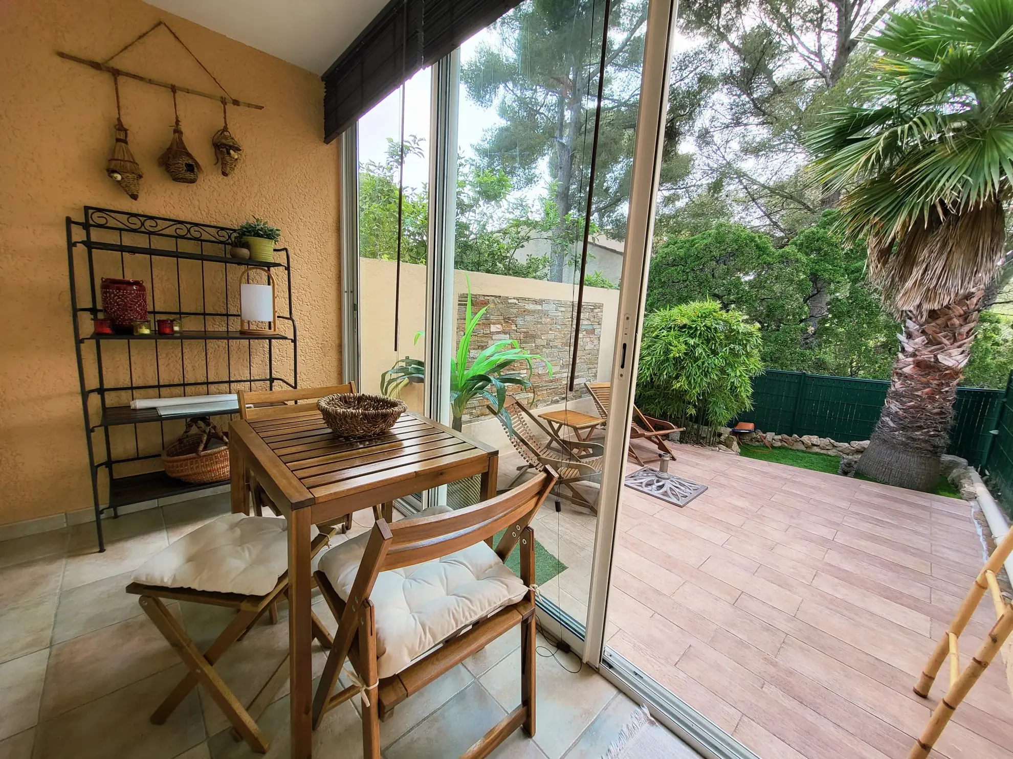 Studio à vendre à Sanary-sur-Mer dans le quartier Beaucours, avec terrasse et parking privé 