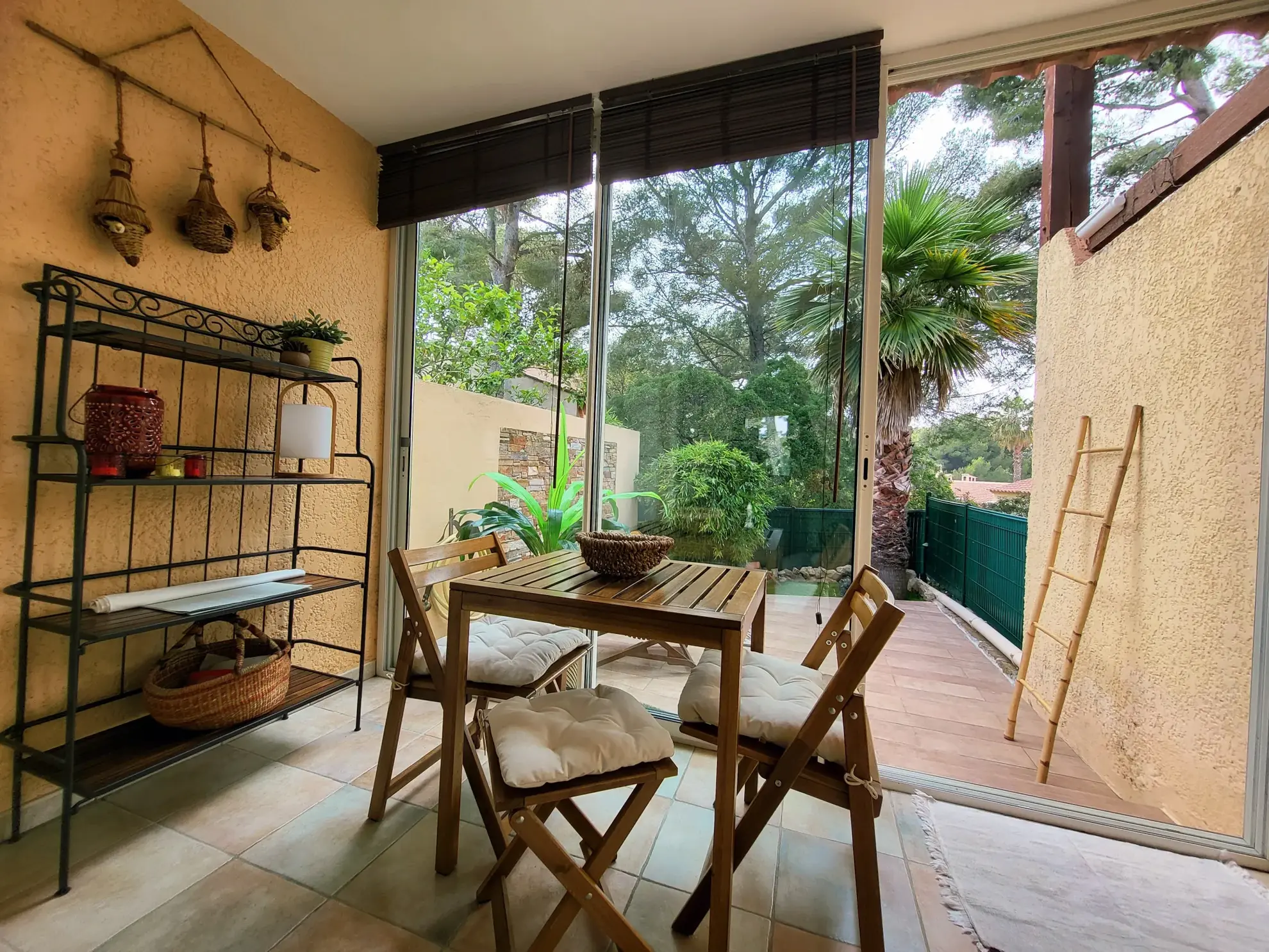 Studio à vendre à Sanary-sur-Mer dans le quartier Beaucours, avec terrasse et parking privé 