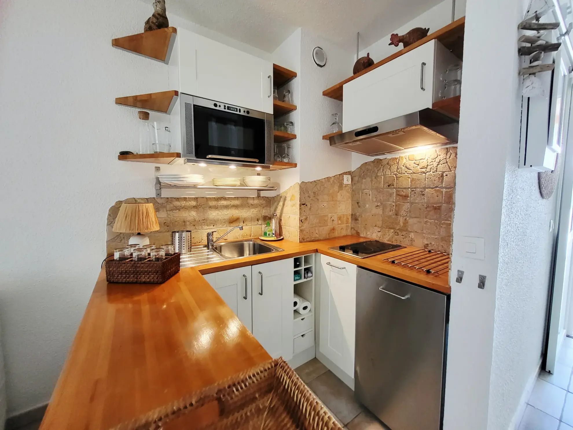 Studio à vendre à Sanary-sur-Mer dans le quartier Beaucours, avec terrasse et parking privé 